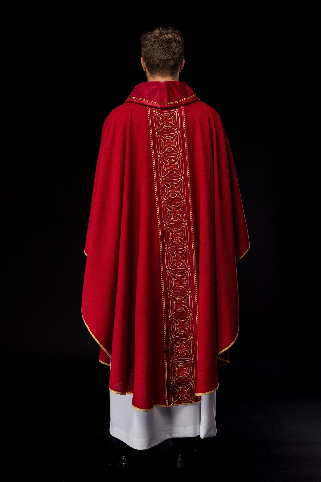 Casulla litúrgica con cinturón ricamente decorado con cruces en rojo S - 7071 - 02 - 70 - CASULLAS.ES