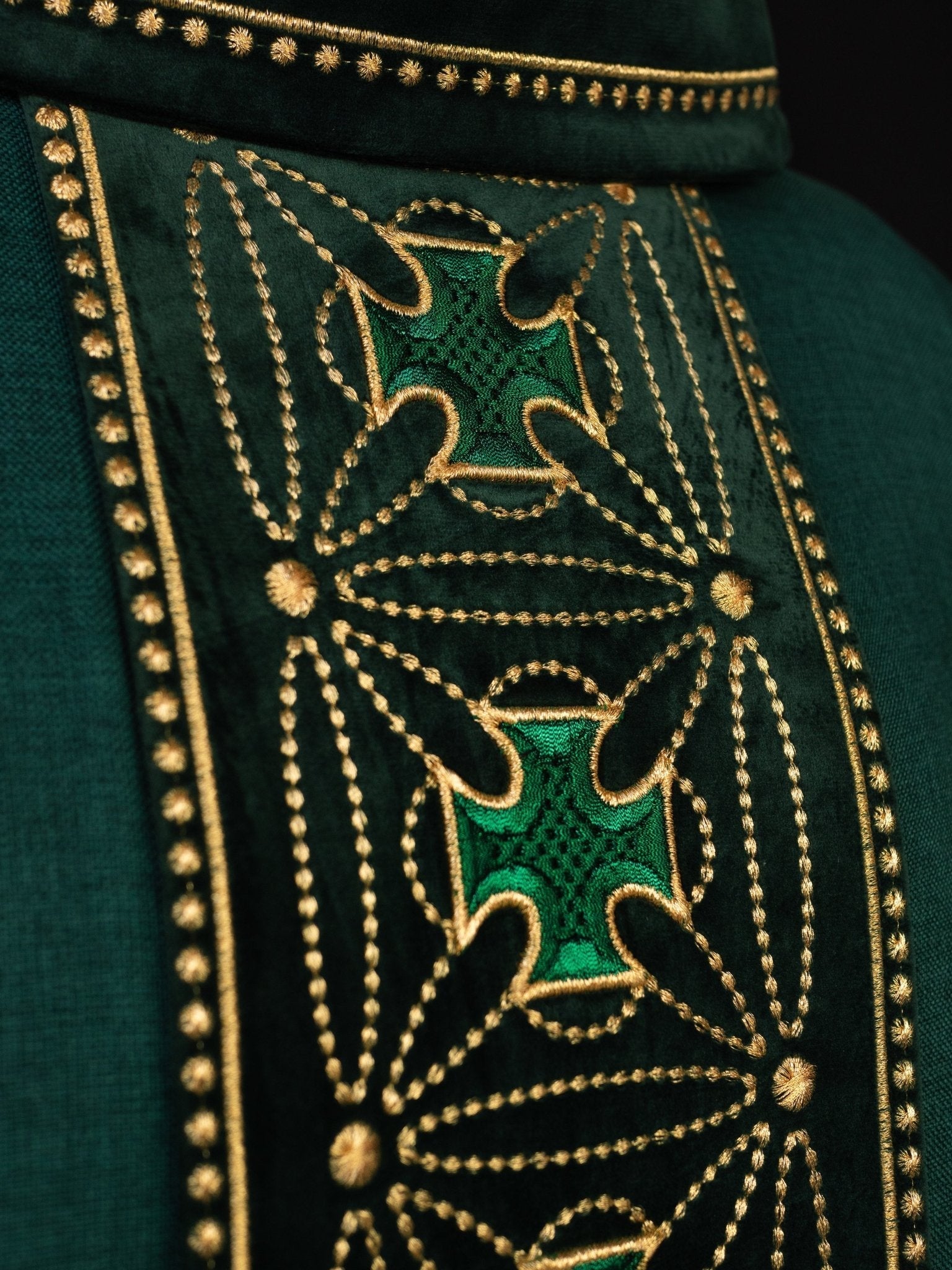 Casulla litúrgica con cinturón ricamente decorado en cruces de color verde S - 7071 - 01 - 70 - CASULLAS.ES