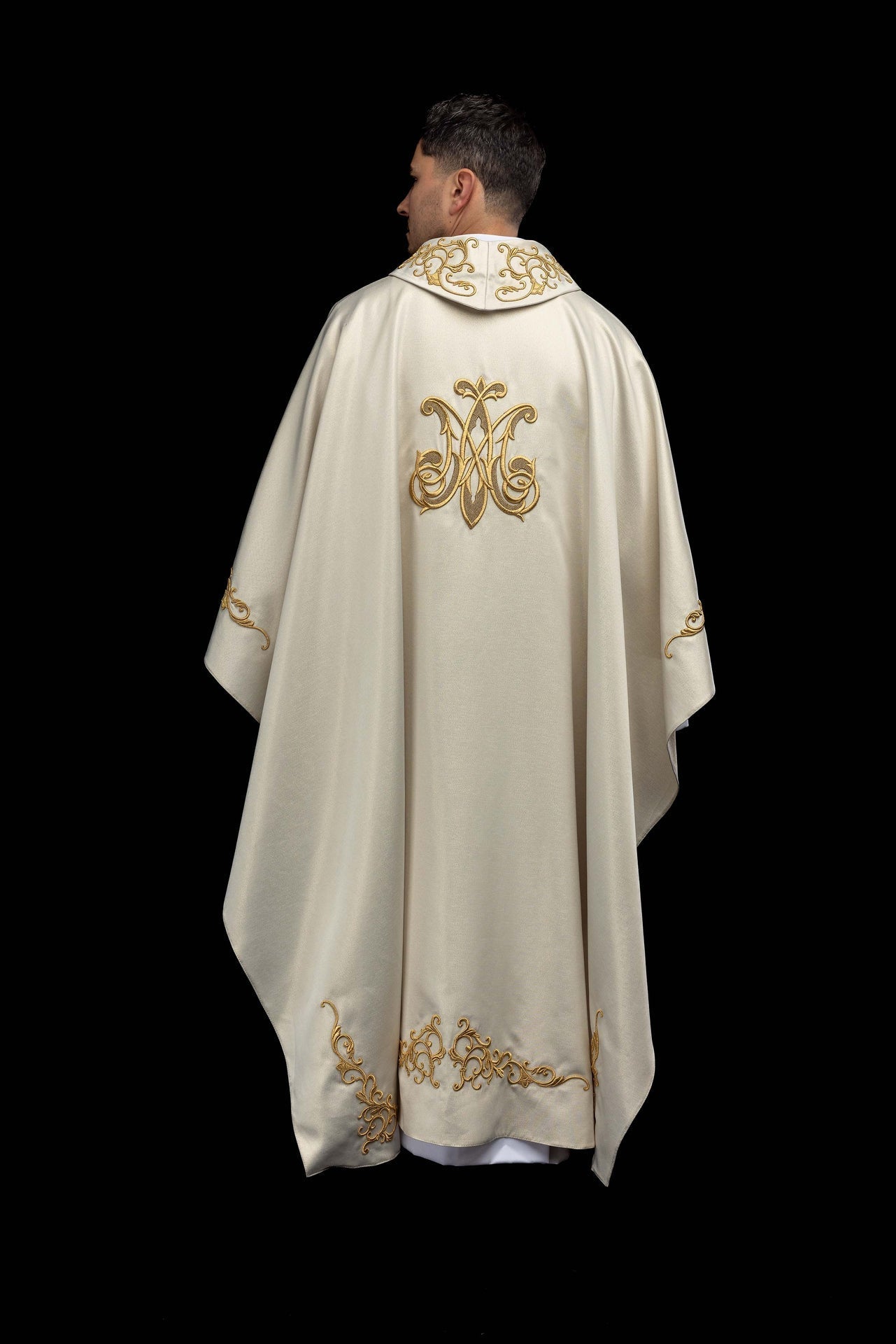 Casulla litúrgica con símbolo mariano bordado S-7555-05-54 - CASULLAS.ES