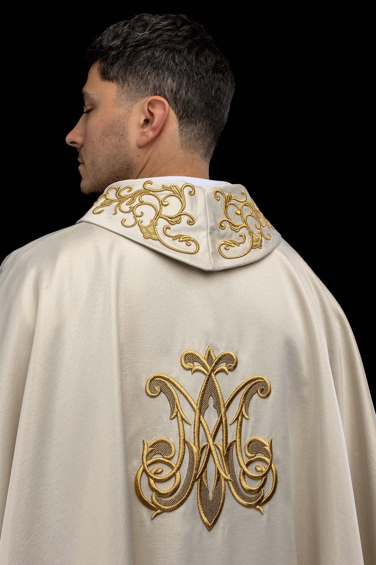 Casulla litúrgica con símbolo mariano bordado S-7555-05-54 - CASULLAS.ES