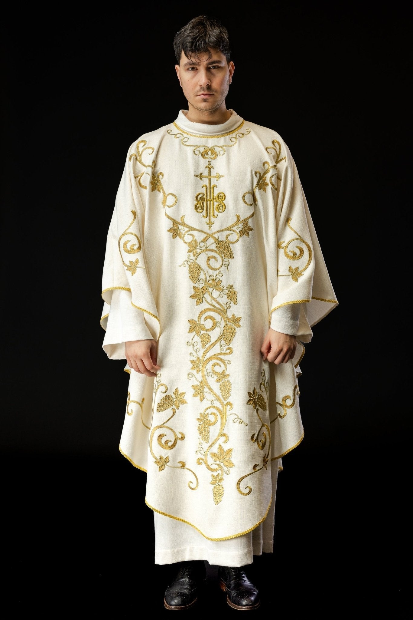 Casulla litúrgica de color crudo decorada con bordado IHS y uvas LE/7037/05 - CASULLAS.ES