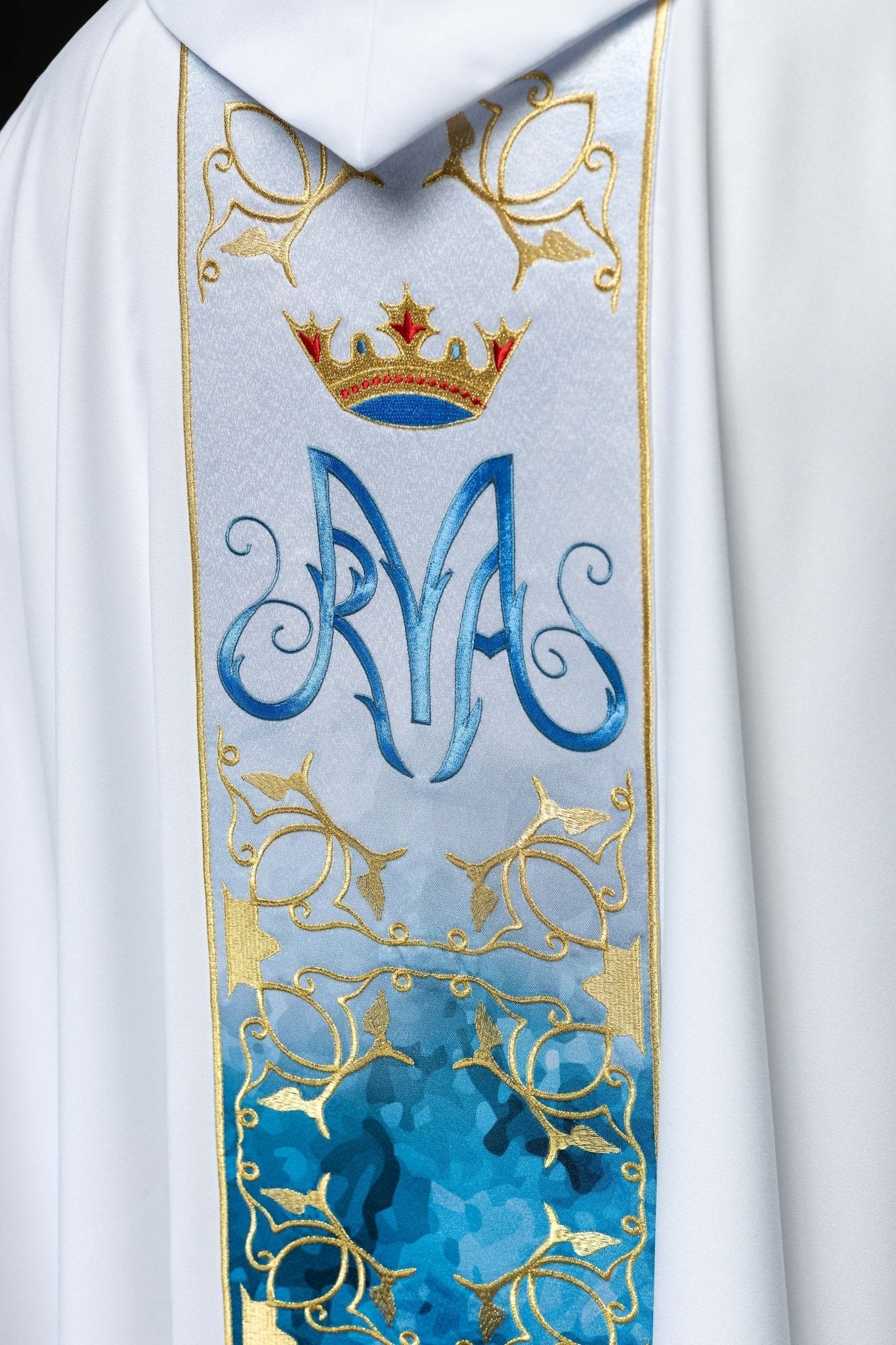 Casulla litúrgica Mariana galón bordado y sublimado en color blanco HA7015 - 04 BIAŁY - CASULLAS.ES