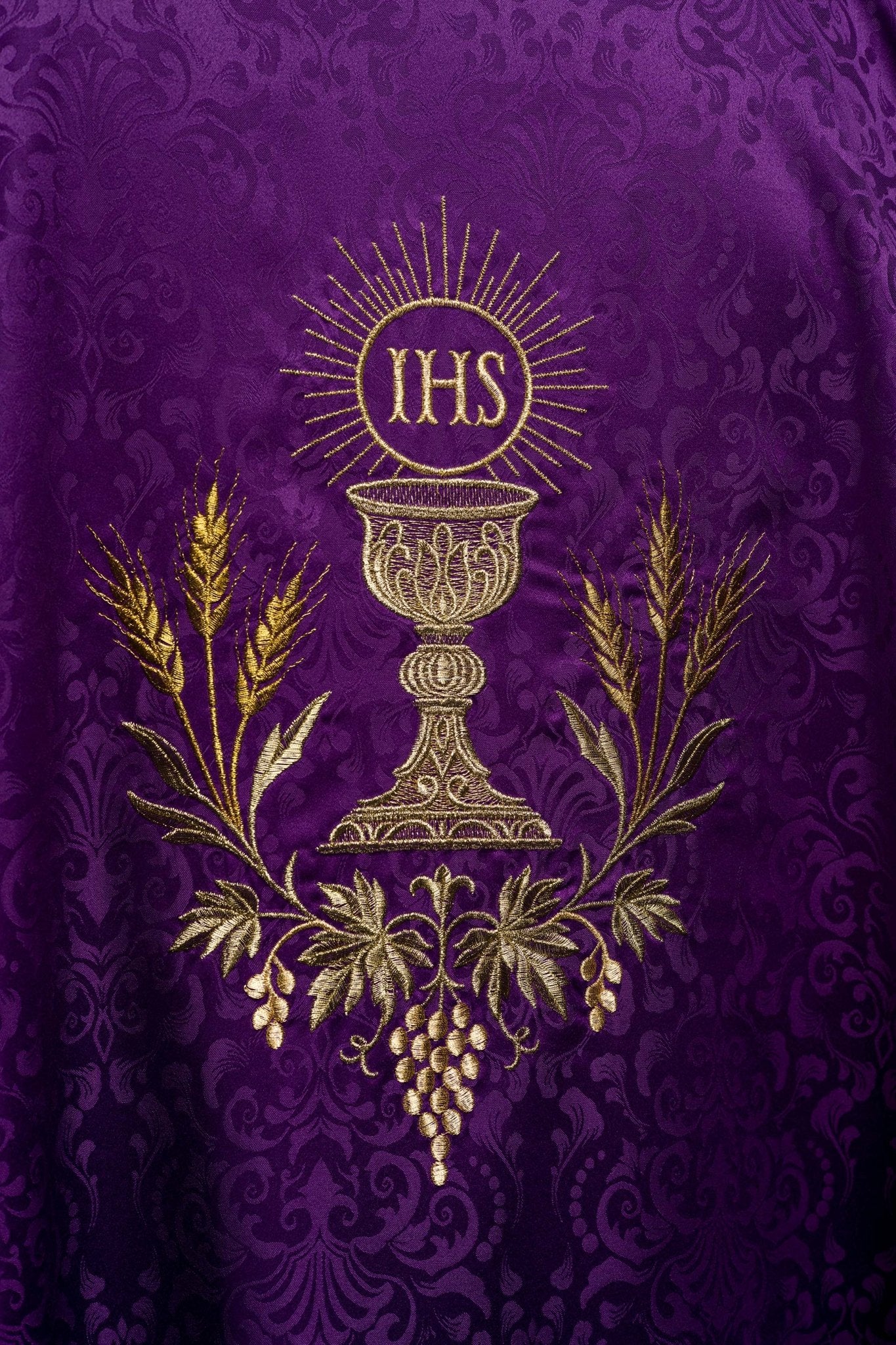 Casulla litúrgica morada con bordado de cáliz y hostia en tejido jacquard KOA/002/03/98 - CASULLAS.ES
