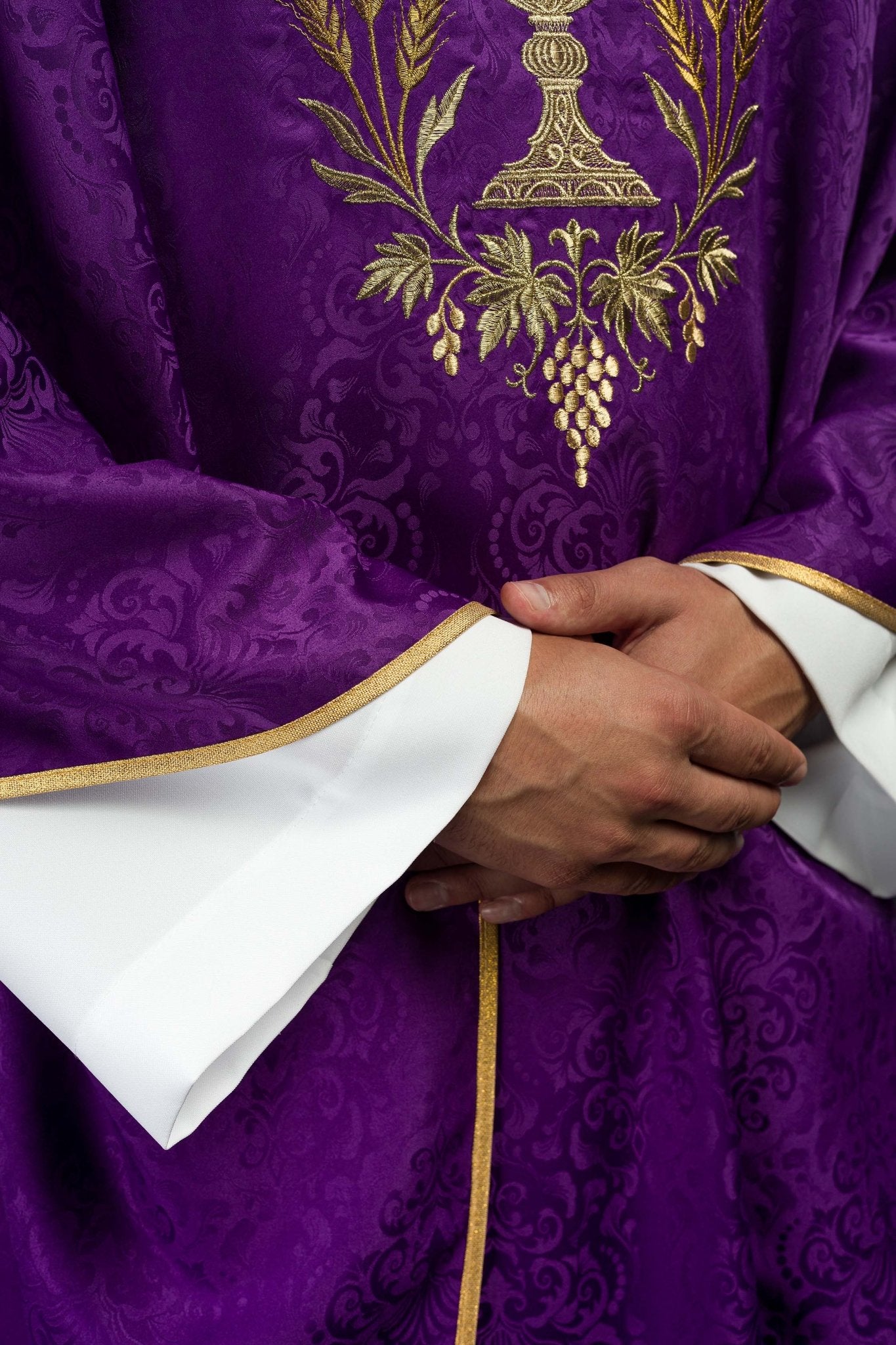 Casulla litúrgica morada con bordado de cáliz y hostia en tejido jacquard KOA/002/03/98 - CASULLAS.ES