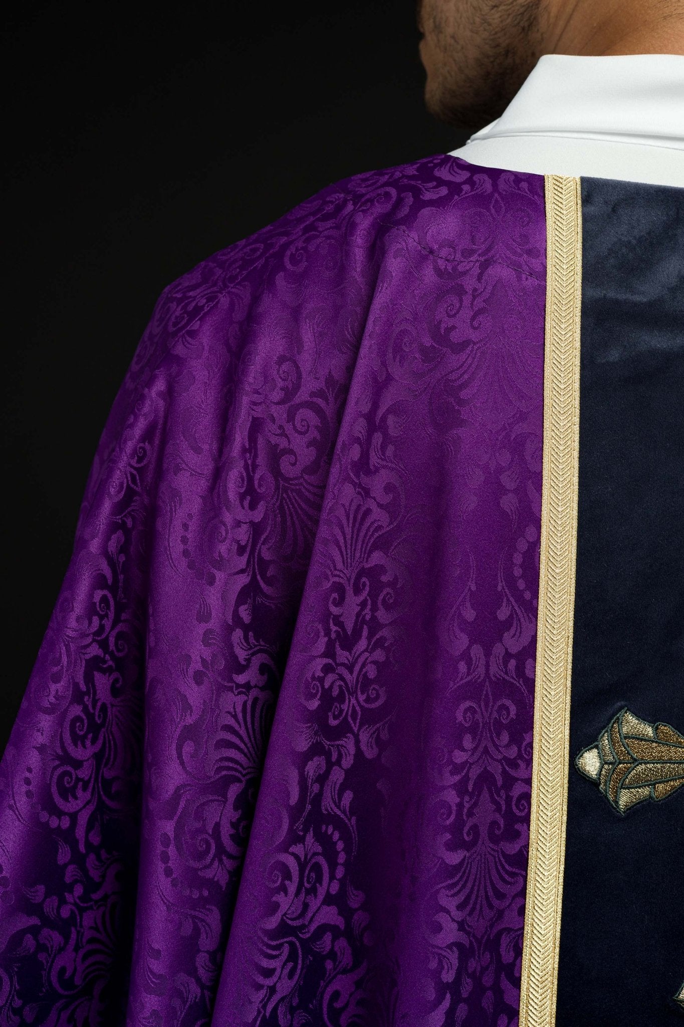 Casulla litúrgica morada con estola y bordado de cruz en tejido jacquard KOA/007/03/98 - CASULLAS.ES
