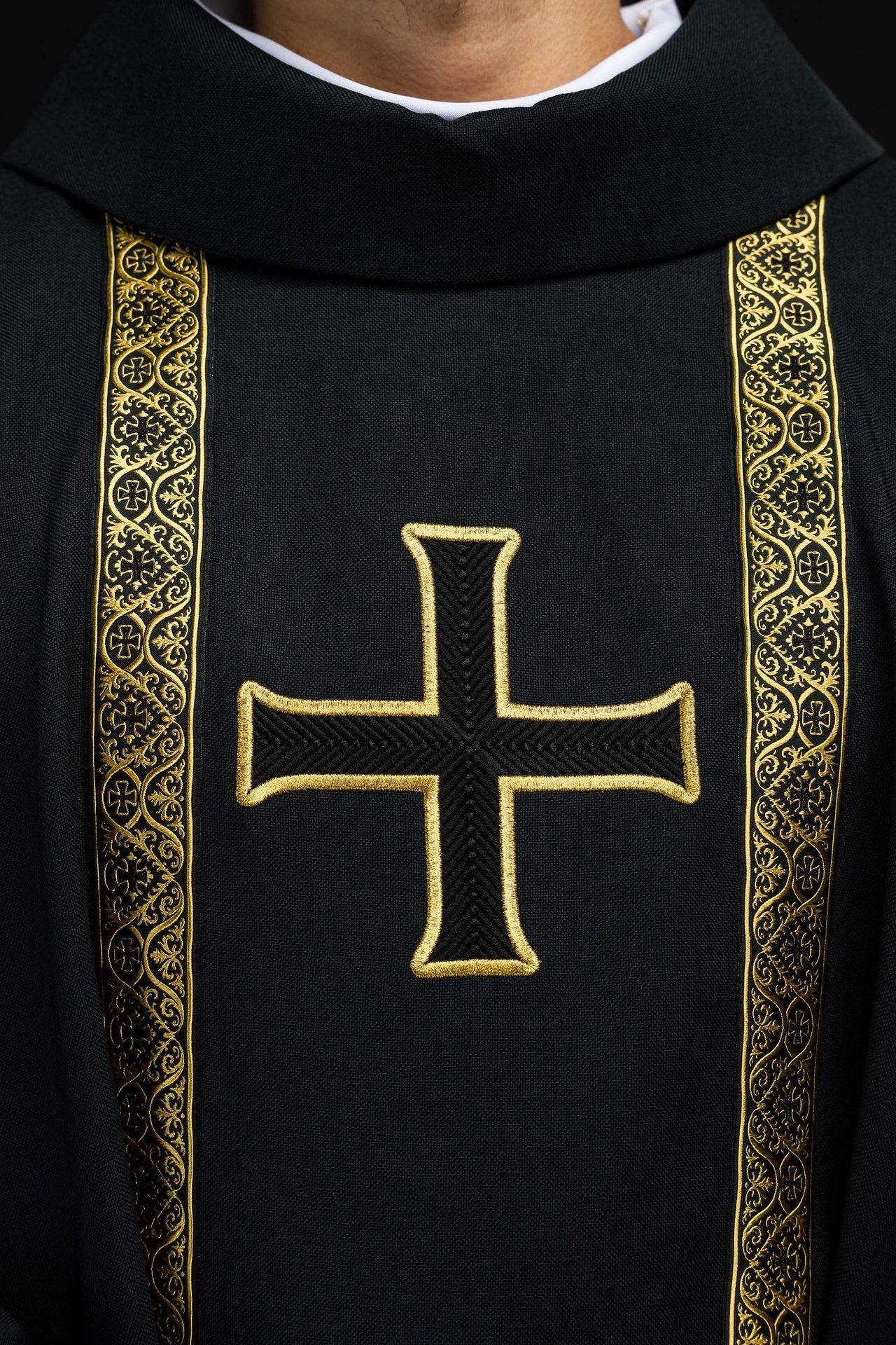Casulla litúrgica negra con cruz bordada y bandas de jacquard KOR/975/07/70 - CASULLAS.ES