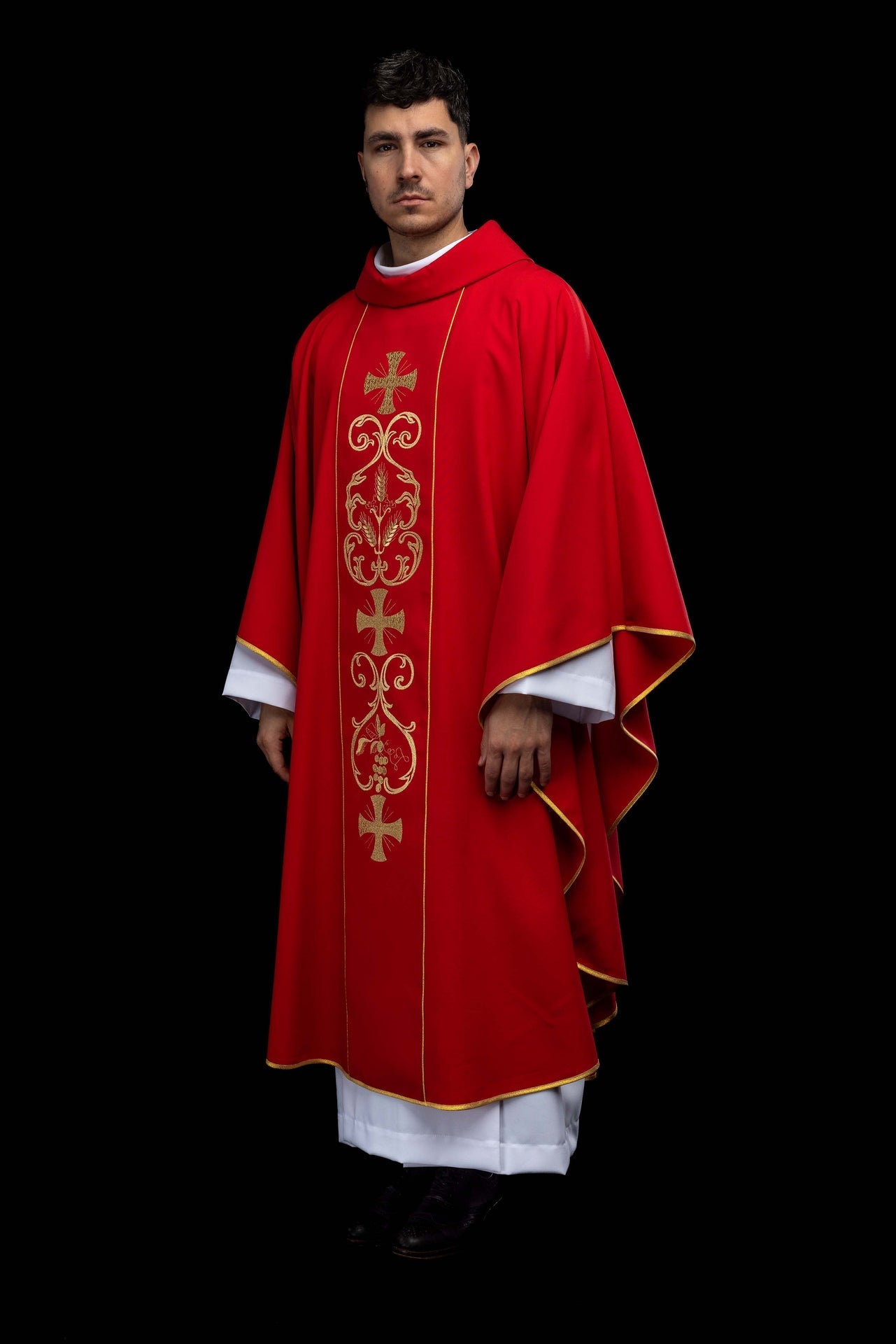 Casulla litúrgica roja adornada con una banda bordada KOR/148/02/01 CZERWONY - CASULLAS.ES