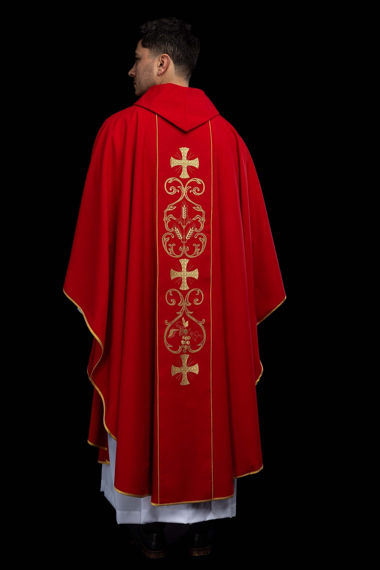 Casulla litúrgica roja adornada con una banda bordada KOR/148/02/01 CZERWONY - CASULLAS.ES