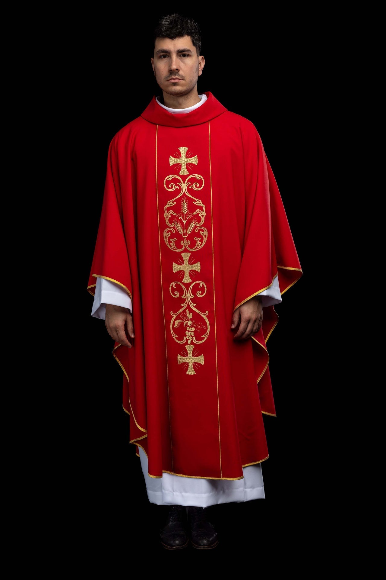 Casulla litúrgica roja adornada con una banda bordada KOR/148/02/01 CZERWONY - CASULLAS.ES