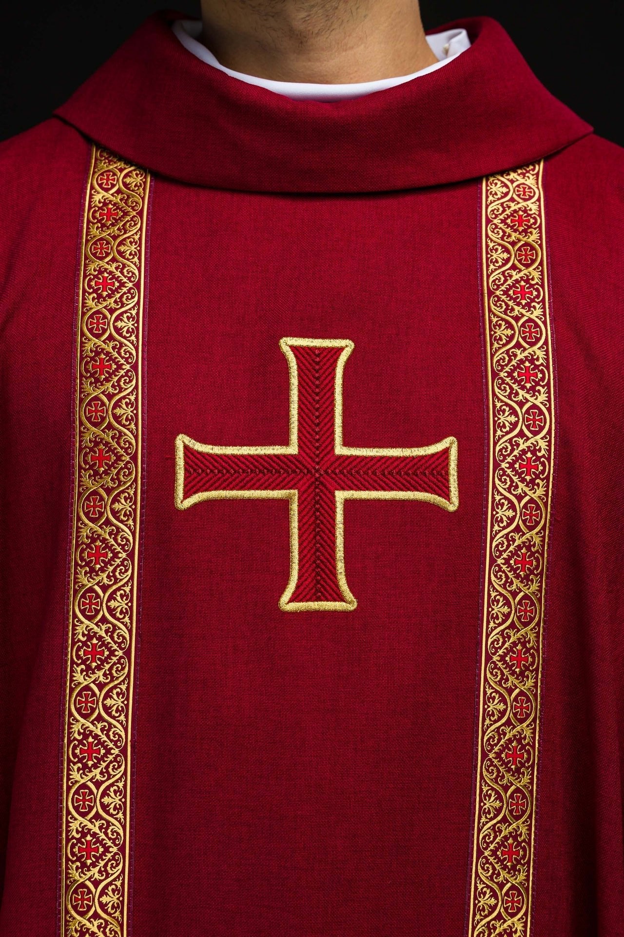 Casulla litúrgica roja con cruz bordada y bandas de jacquard KOR/975/02/70 - CASULLAS.ES