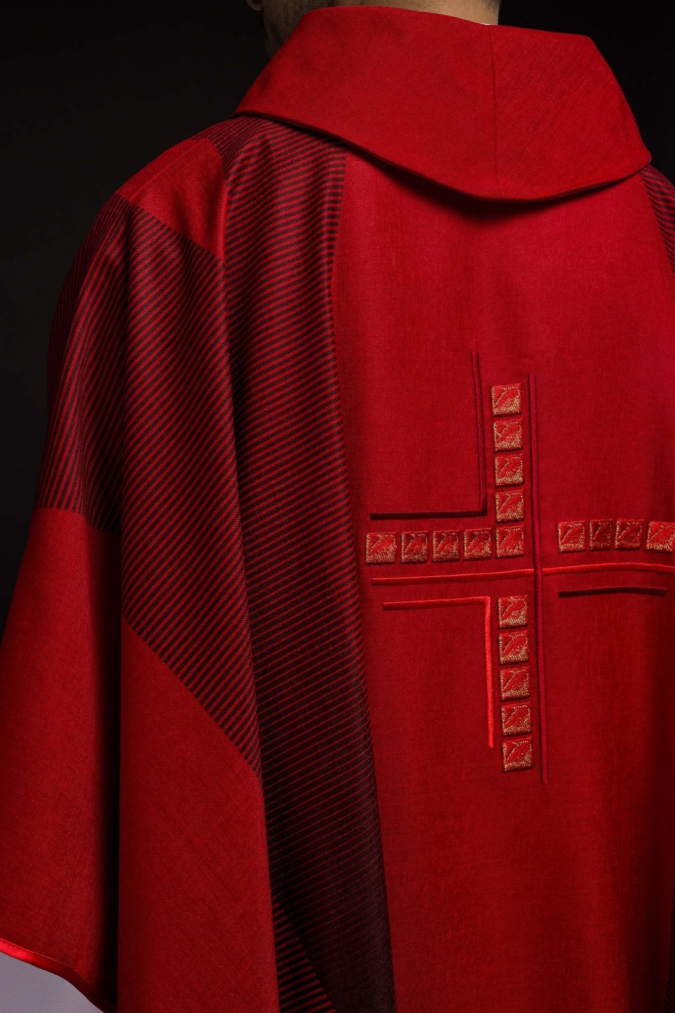 Casulla litúrgica rojo con cruz HA7036 - 02 CZERWONY - CASULLAS.ES