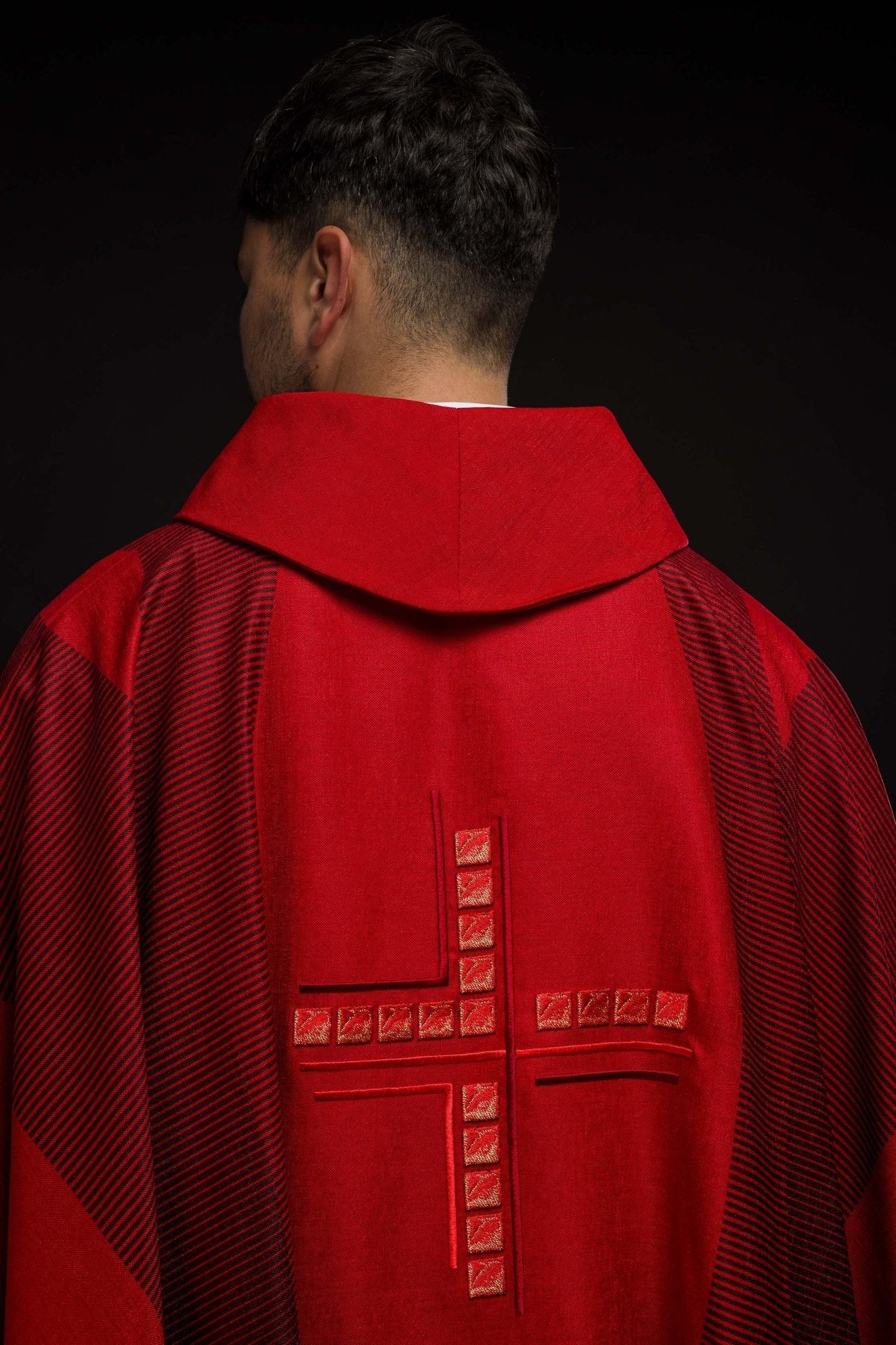 Casulla litúrgica rojo con cruz HA7036 - 02 CZERWONY - CASULLAS.ES