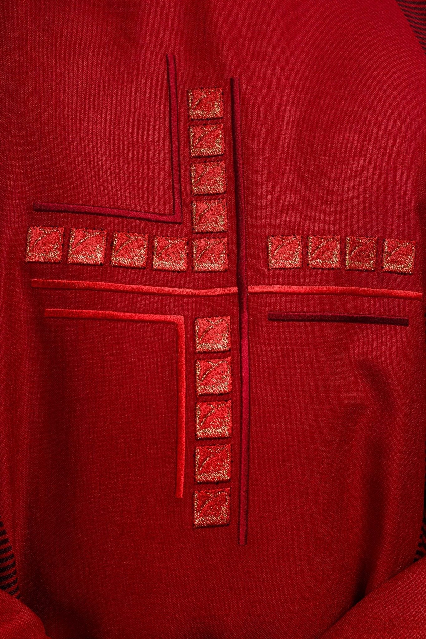 Casulla litúrgica rojo con cruz HA7036 - 02 CZERWONY - CASULLAS.ES