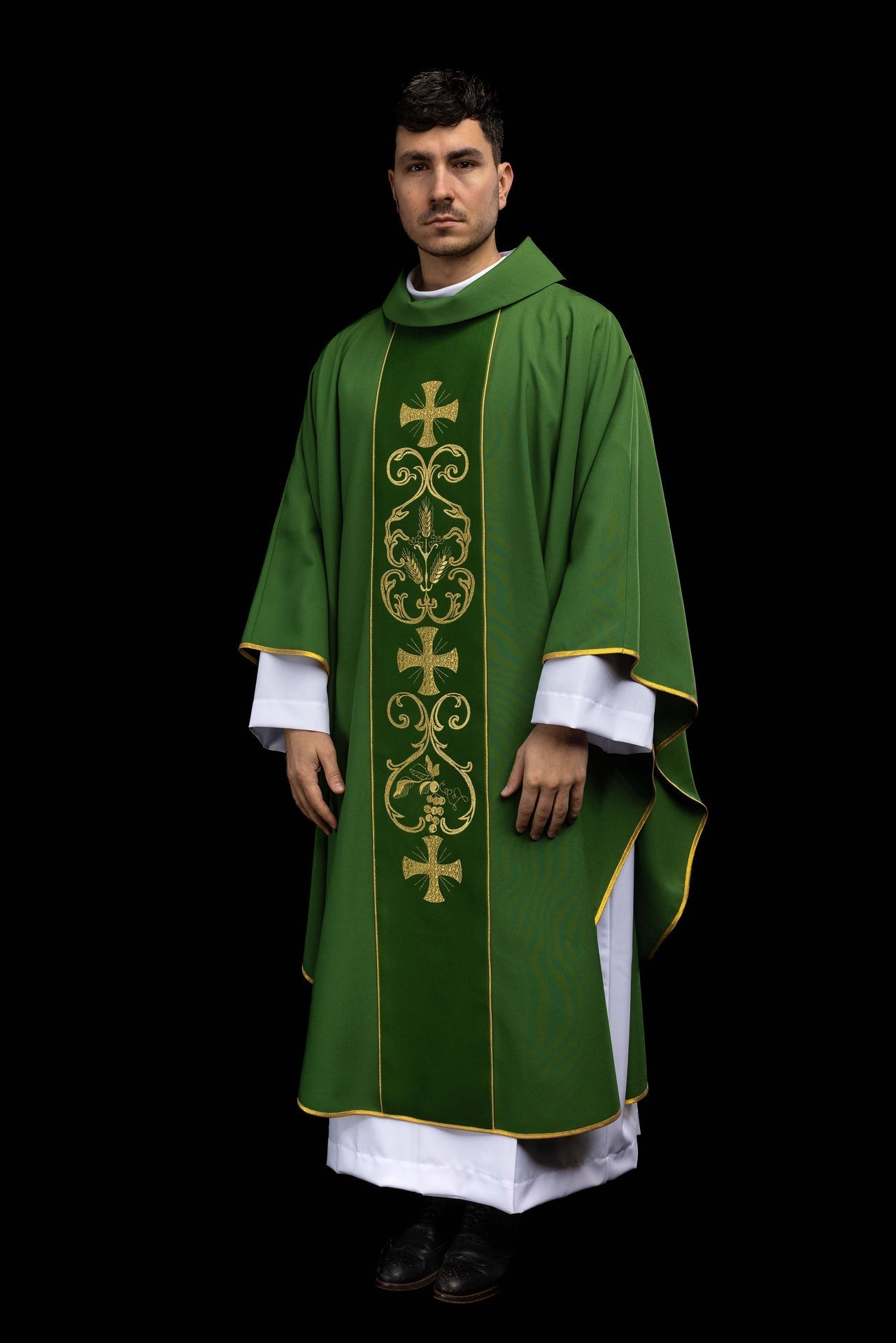 Casulla litúrgica verde adornada con una banda bordada KOR/148/01/01 ZIELONY - CASULLAS.ES