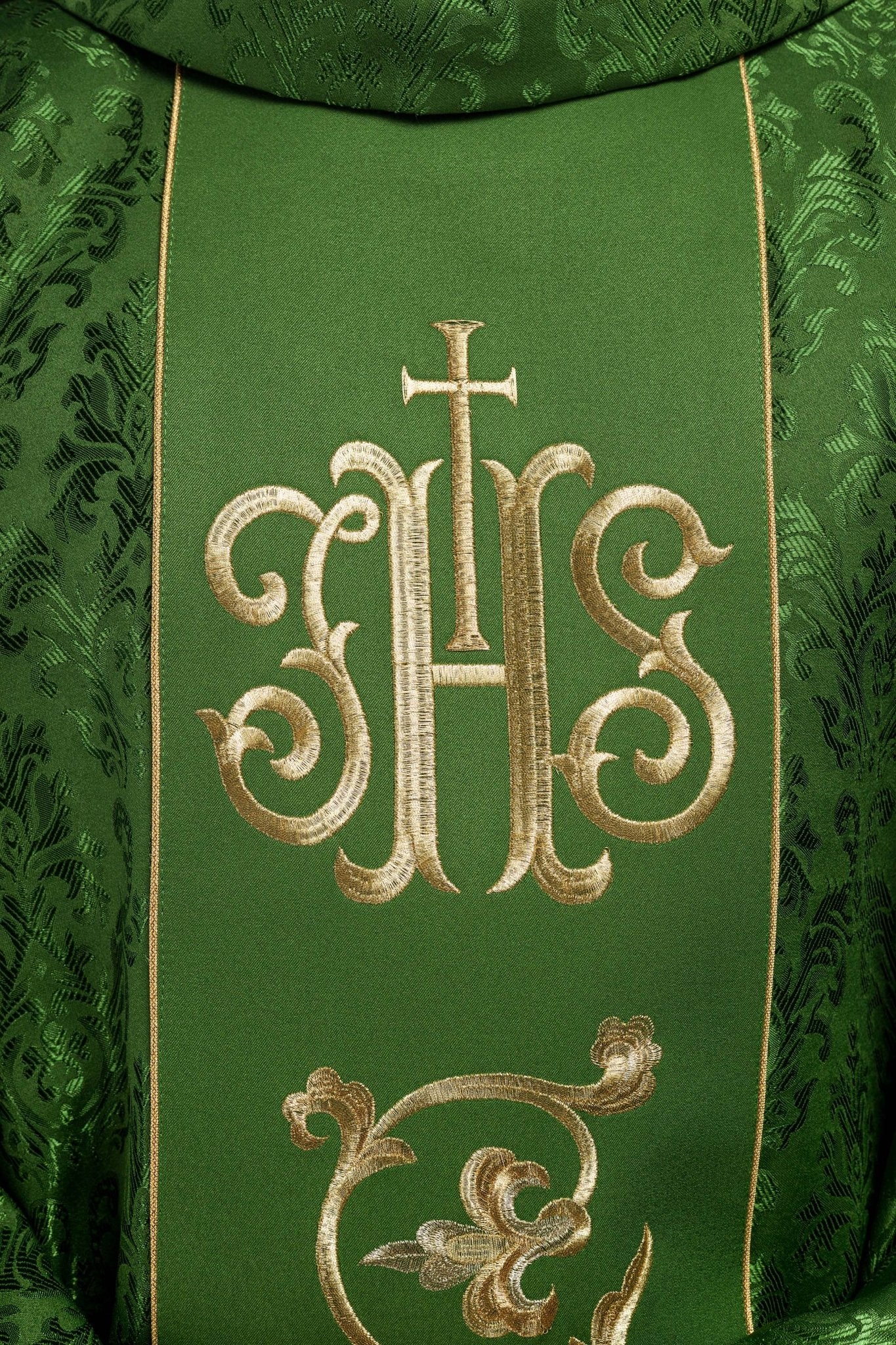 Casulla litúrgica verde con banda ricamente decorada IHS S-7059-01-67 - CASULLAS.ES