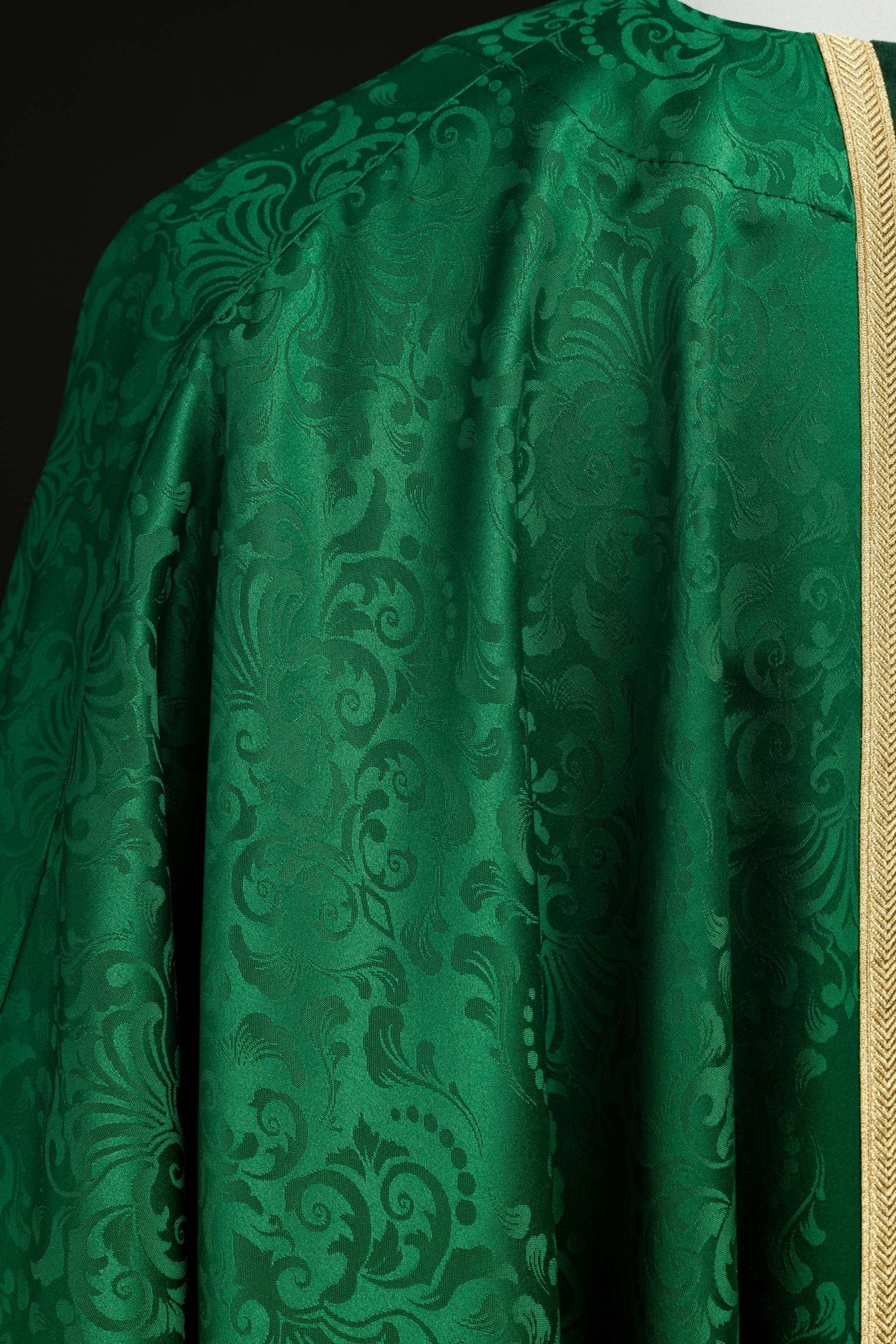 Casulla litúrgica verde con estola y bordado de cruz en tejido jacquard KOA/007/01/98 - CASULLAS.ES