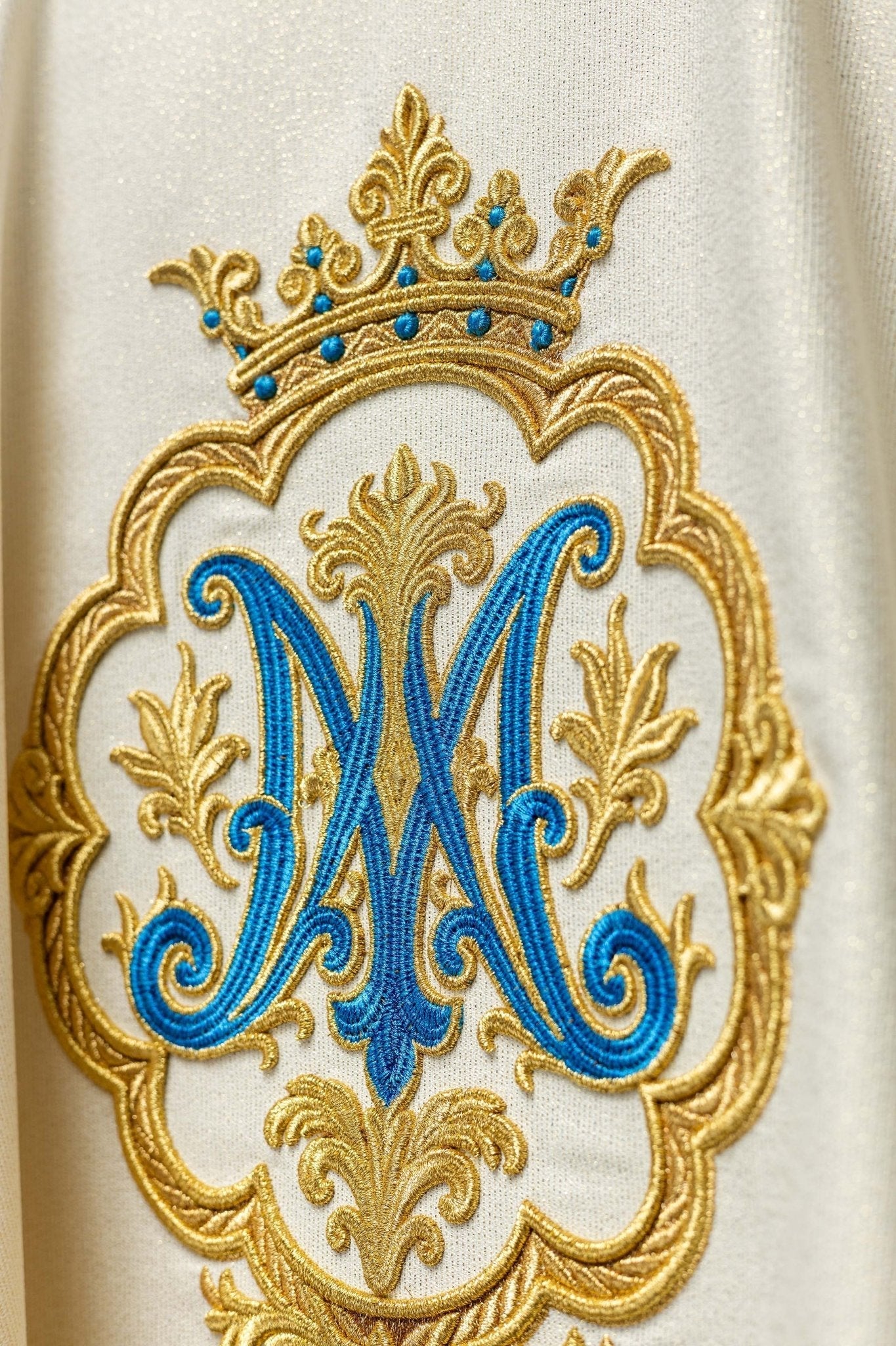 Casulla litúrgico con escudo bordado de María y corona LE/7044/05 - CASULLAS.ES