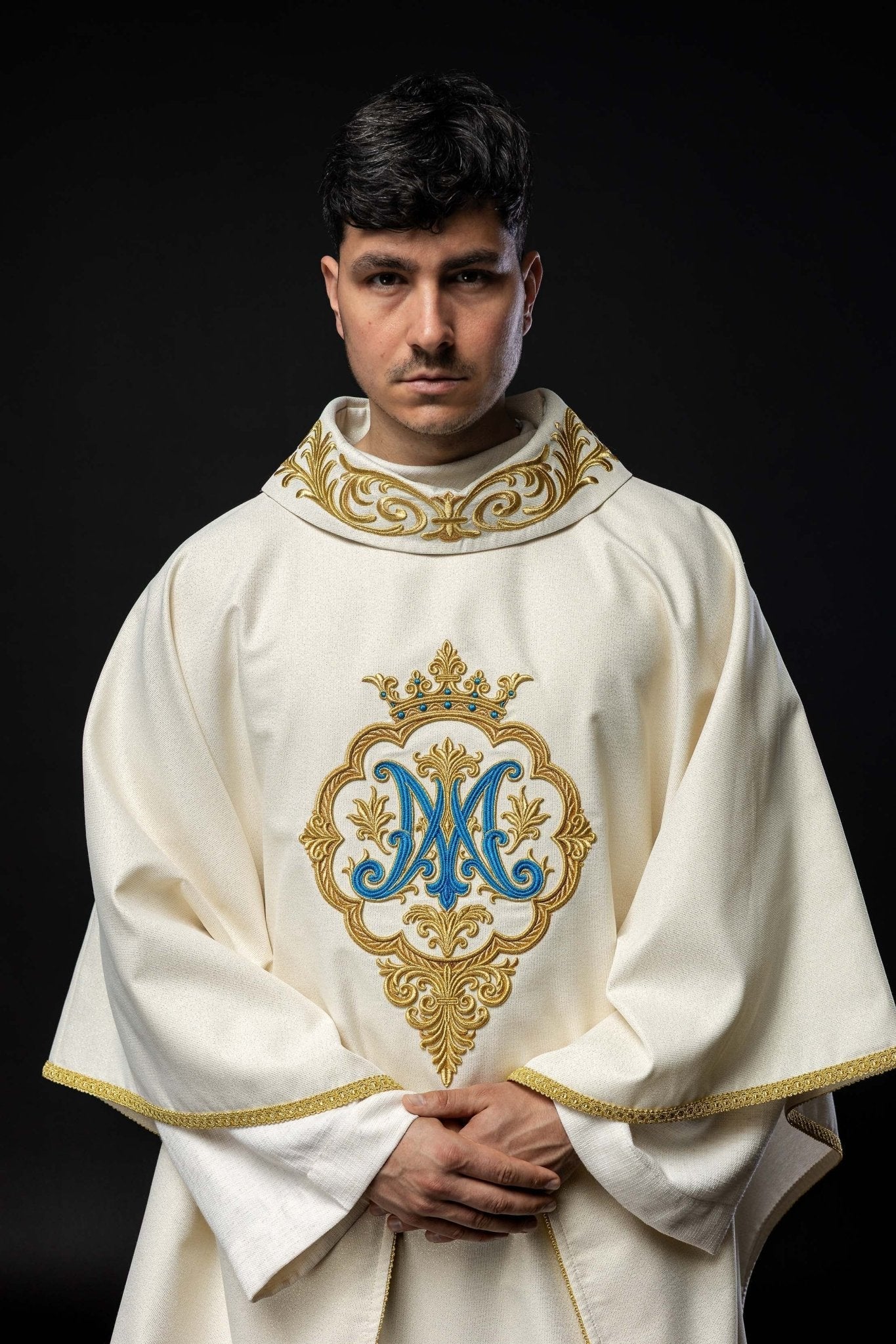 Casulla litúrgico con escudo bordado de María y corona LE/7044/05 - CASULLAS.ES
