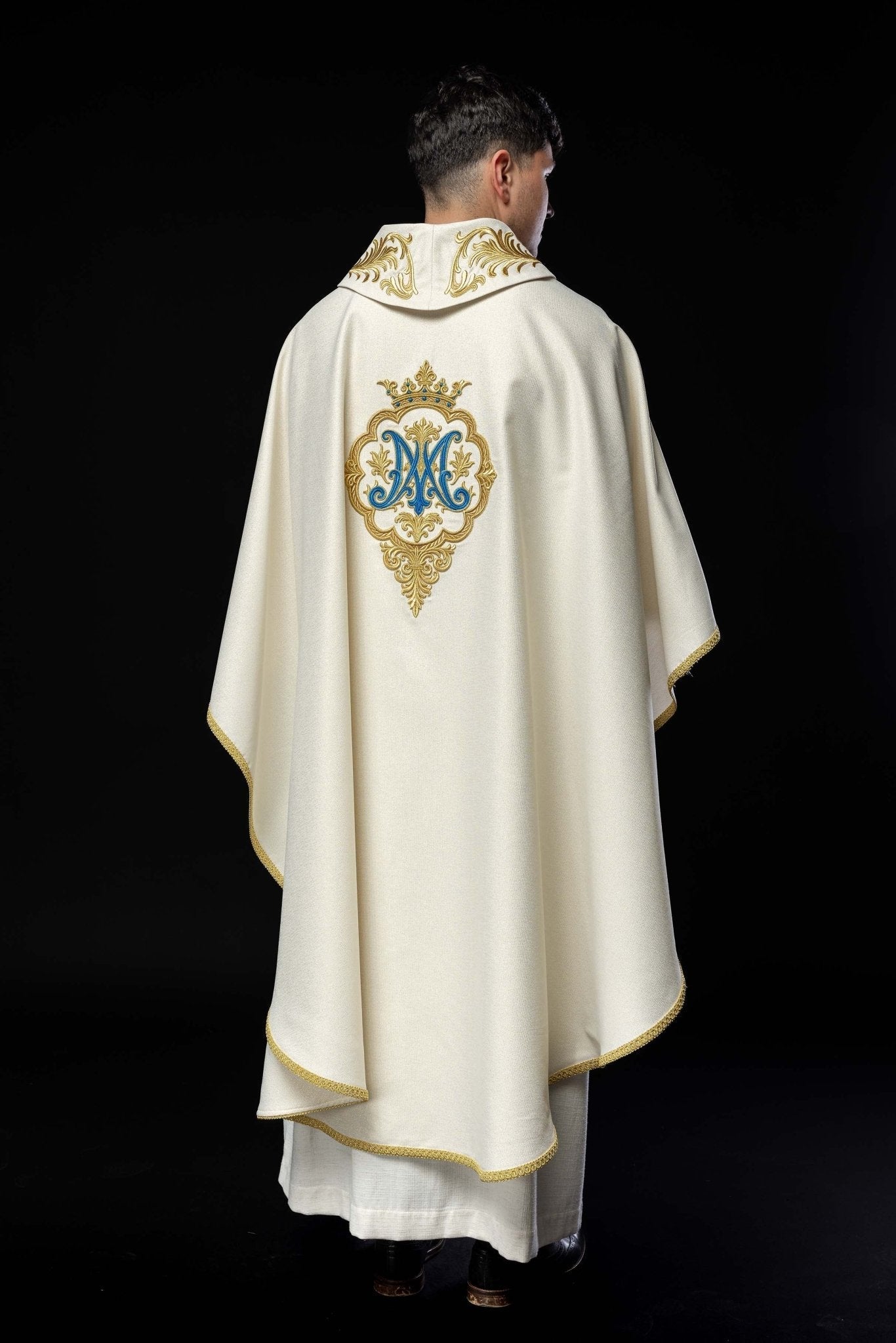 Casulla litúrgico con escudo bordado de María y corona LE/7044/05 - CASULLAS.ES