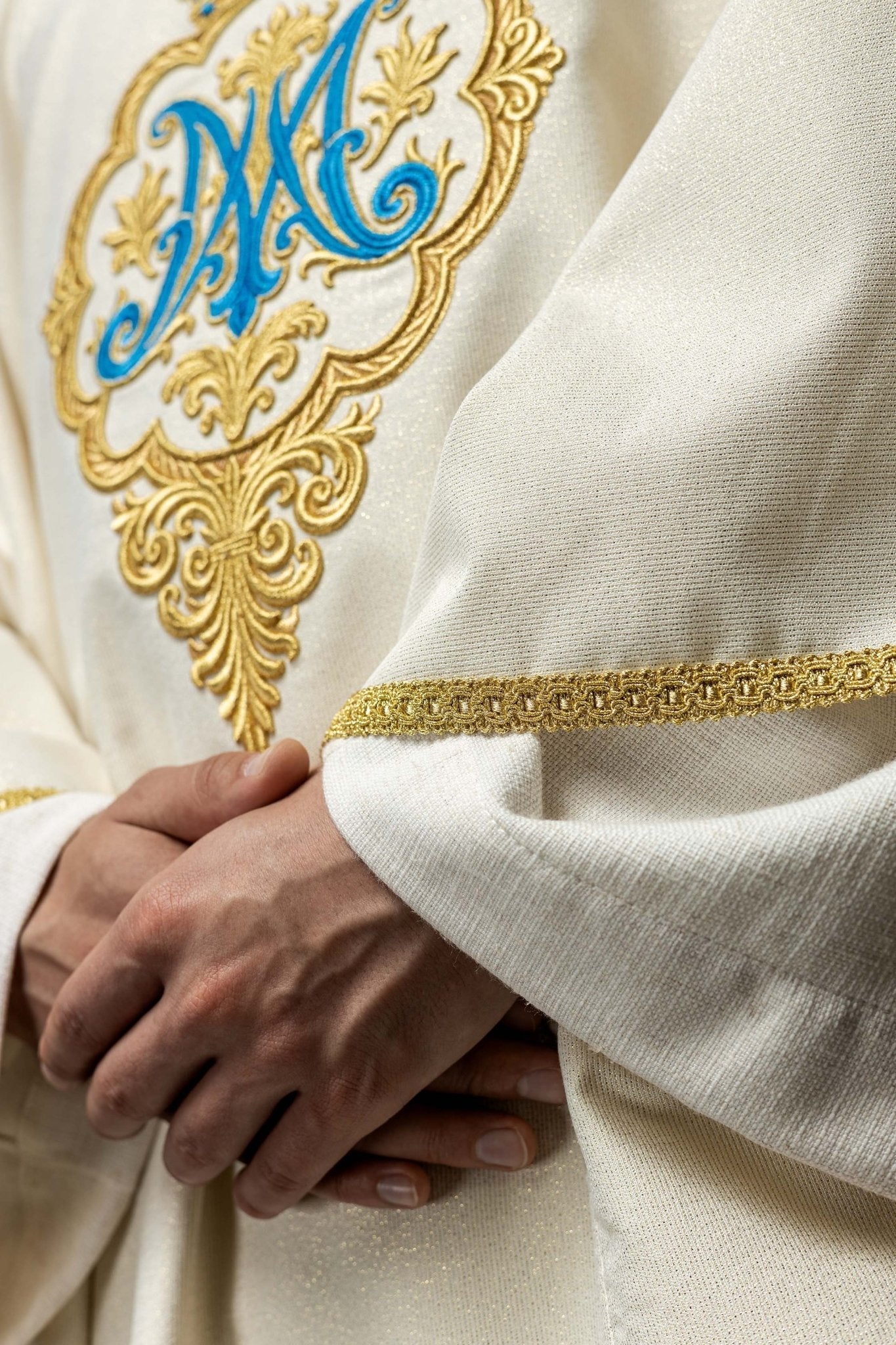 Casulla litúrgico con escudo bordado de María y corona LE/7044/05 - CASULLAS.ES