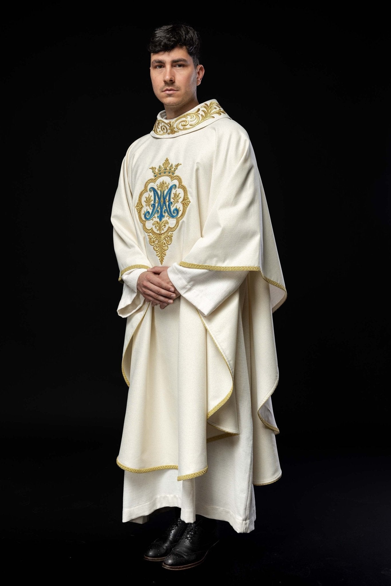 Casulla litúrgico con escudo bordado de María y corona LE/7044/05 - CASULLAS.ES