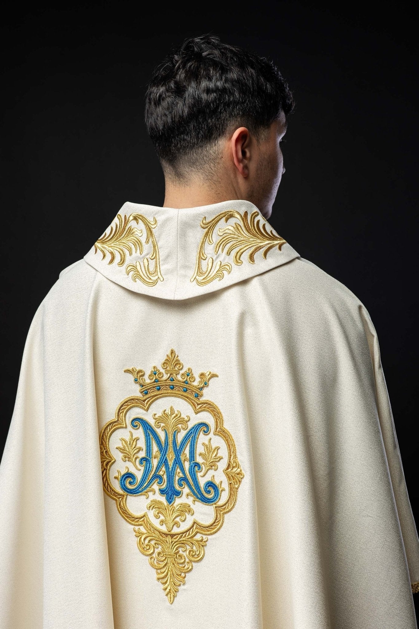 Casulla litúrgico con escudo bordado de María y corona LE/7044/05 - CASULLAS.ES
