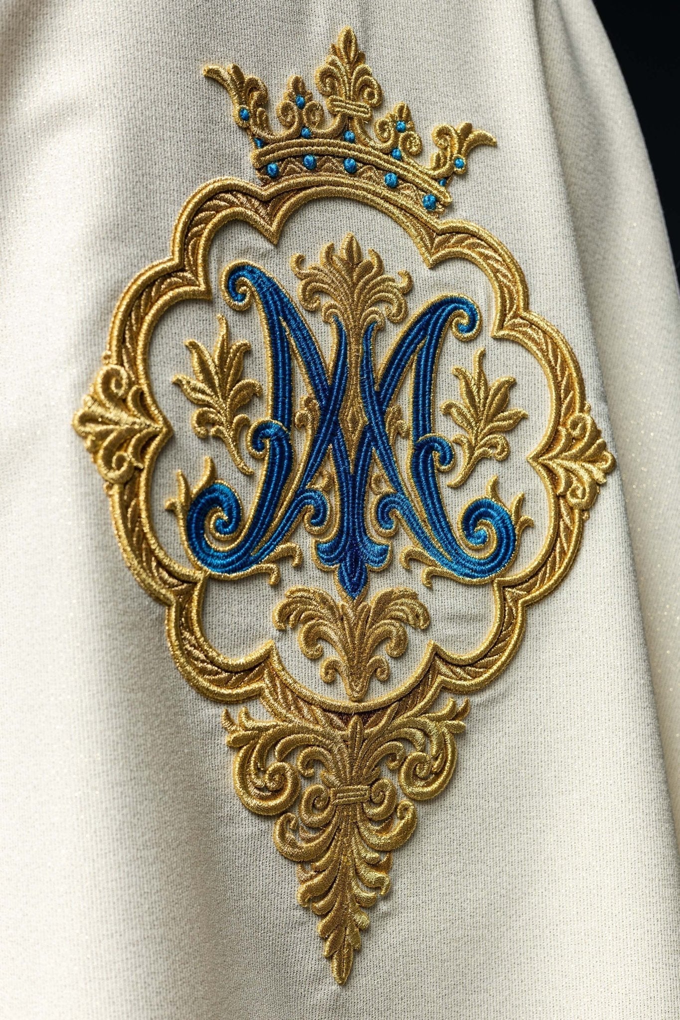Casulla litúrgico con escudo bordado de María y corona LE/7044/05 - CASULLAS.ES