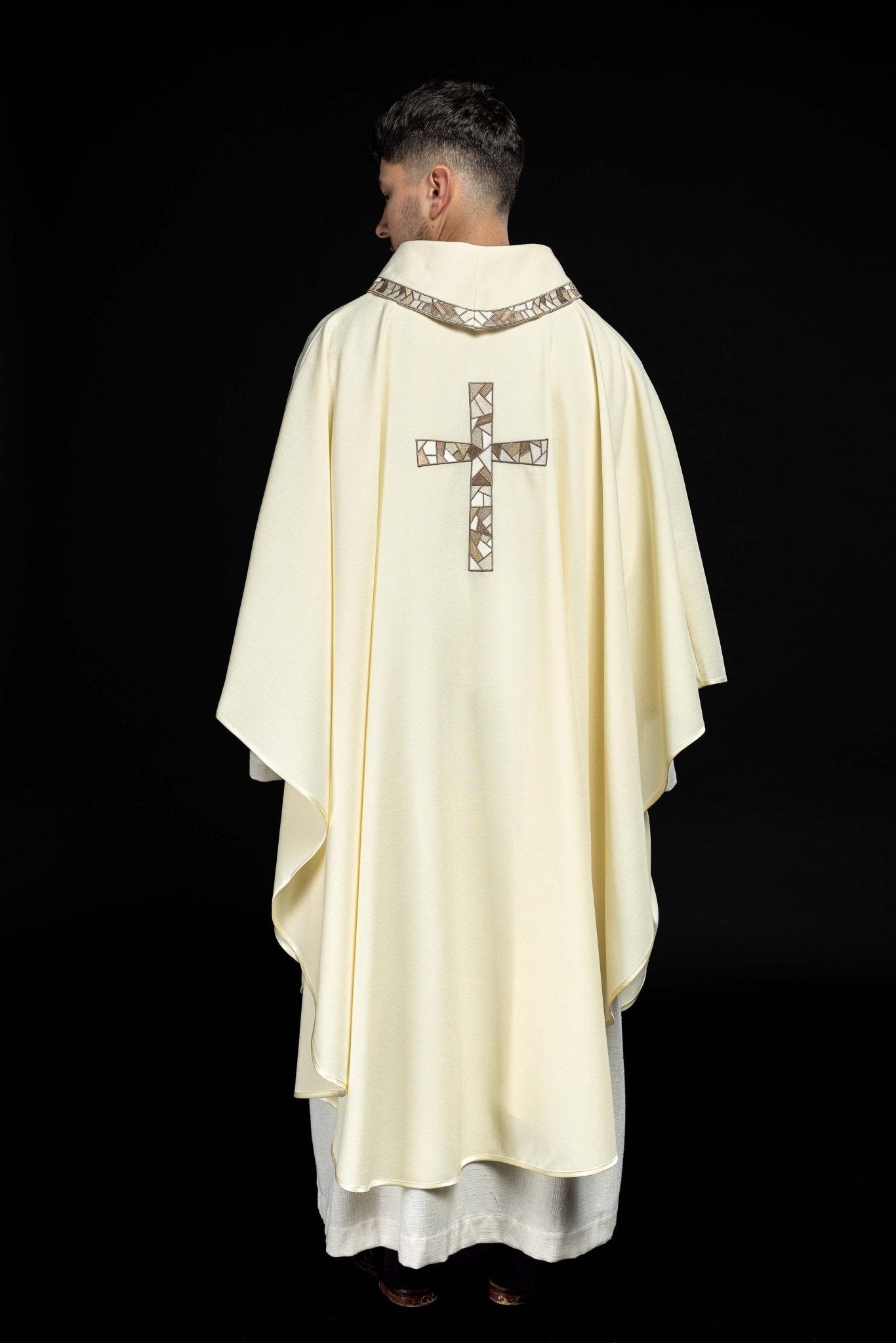 Casulla marfil con bordado Cruz KOR/257/05/62 - CASULLAS.ES