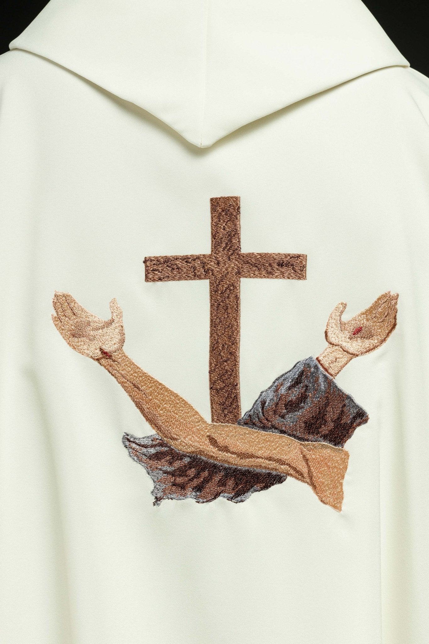Casulla marfil con bordado Cruz Franciscana TAU, cuello redondo KOR/180/05/01 ECRU - CASULLAS.ES