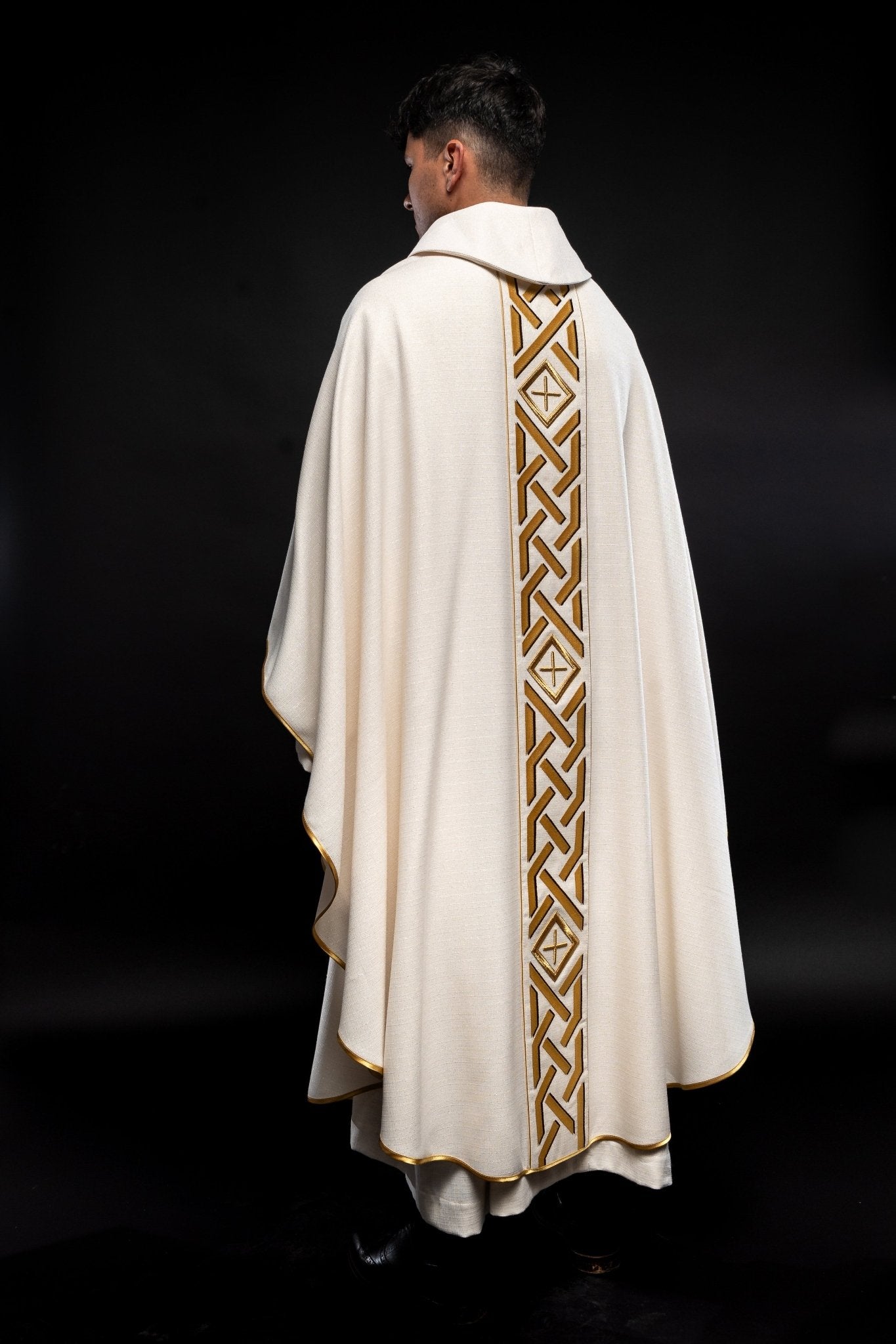 Casulla marfil con bordado Cruz y ornamentos KOR/271/05/71 - CASULLAS.ES