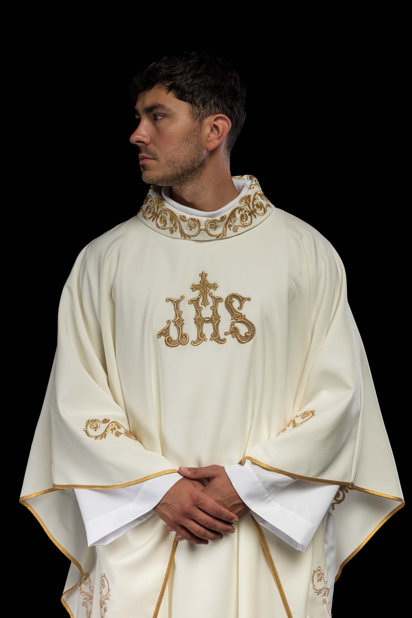 Casulla marfil con bordado Floral e IHS KOR/157/05/01 ECRU - CASULLAS.ES