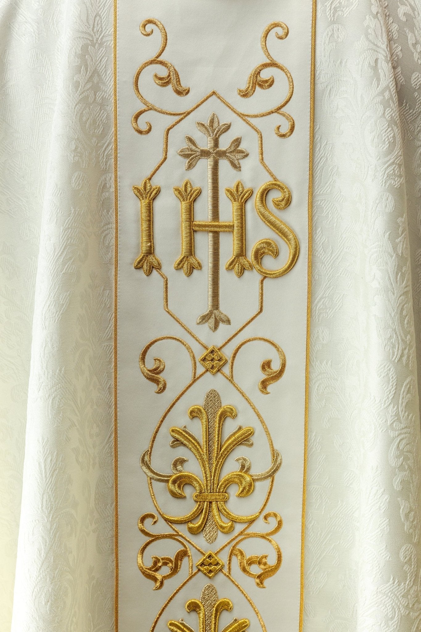 Casulla marfil con bordado IHS ; la tela decorativa KOR/268/05/67 - CASULLAS.ES