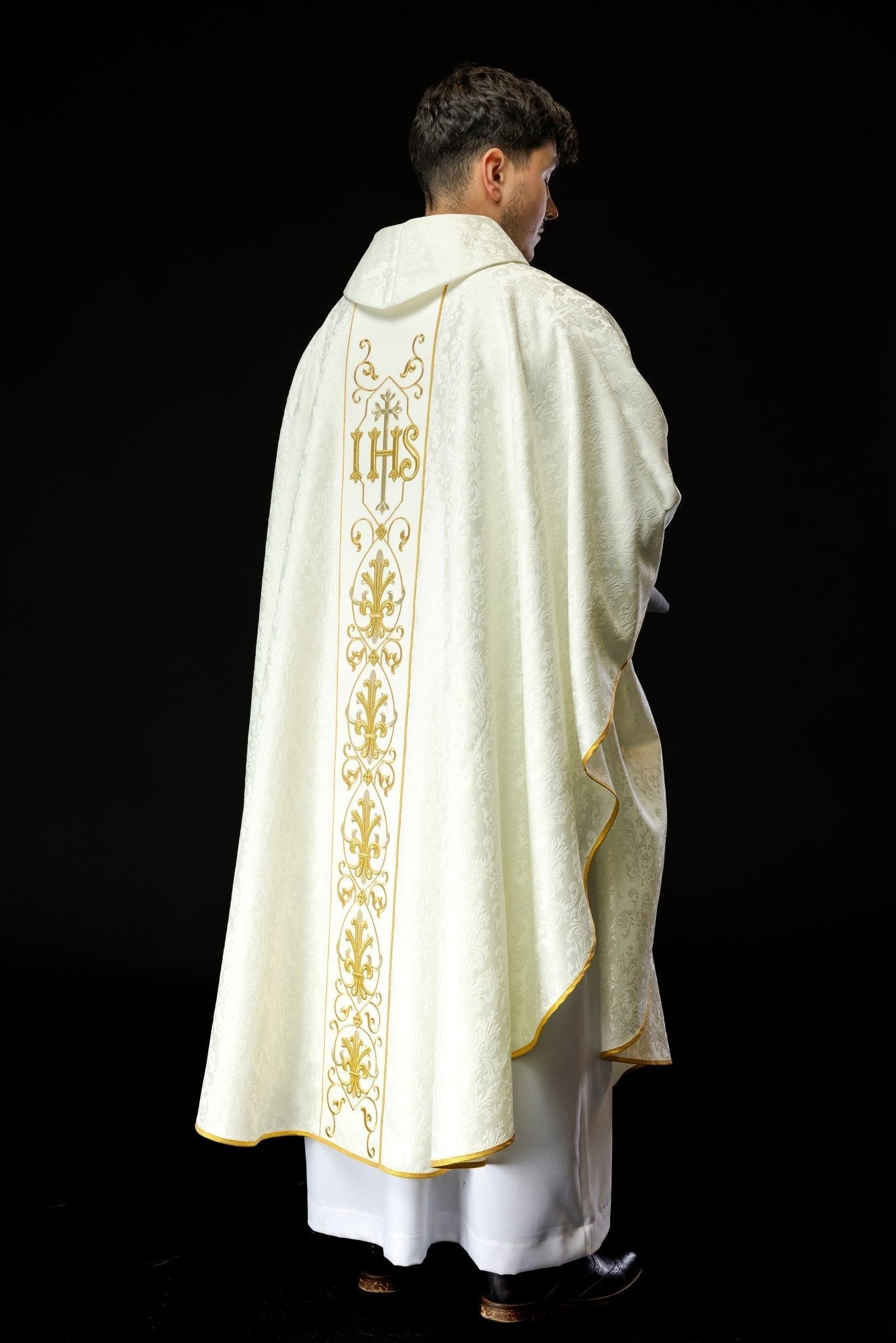 Casulla marfil con bordado IHS ; la tela decorativa KOR/268/05/67 - CASULLAS.ES