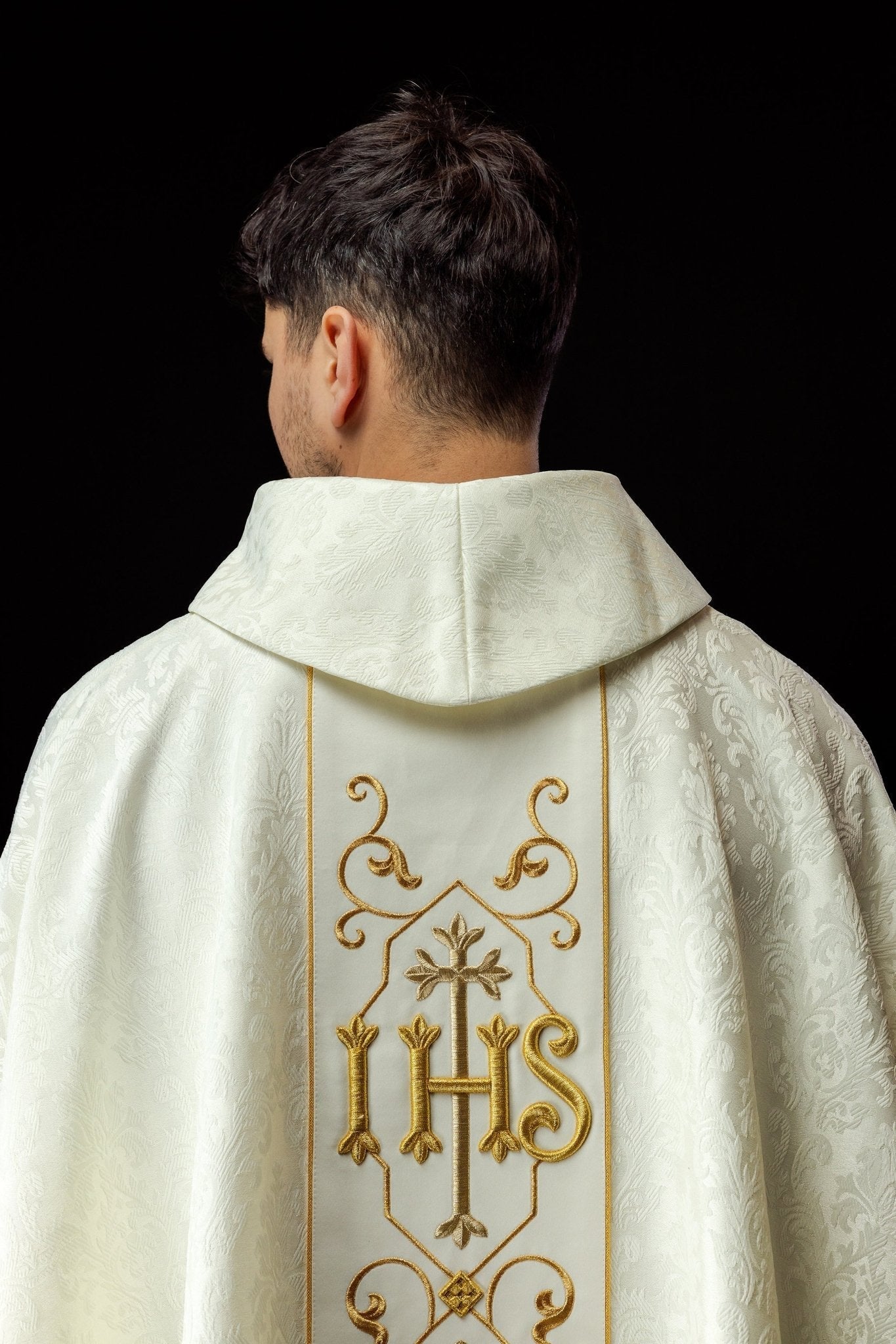 Casulla marfil con bordado IHS ; la tela decorativa KOR/268/05/67 - CASULLAS.ES