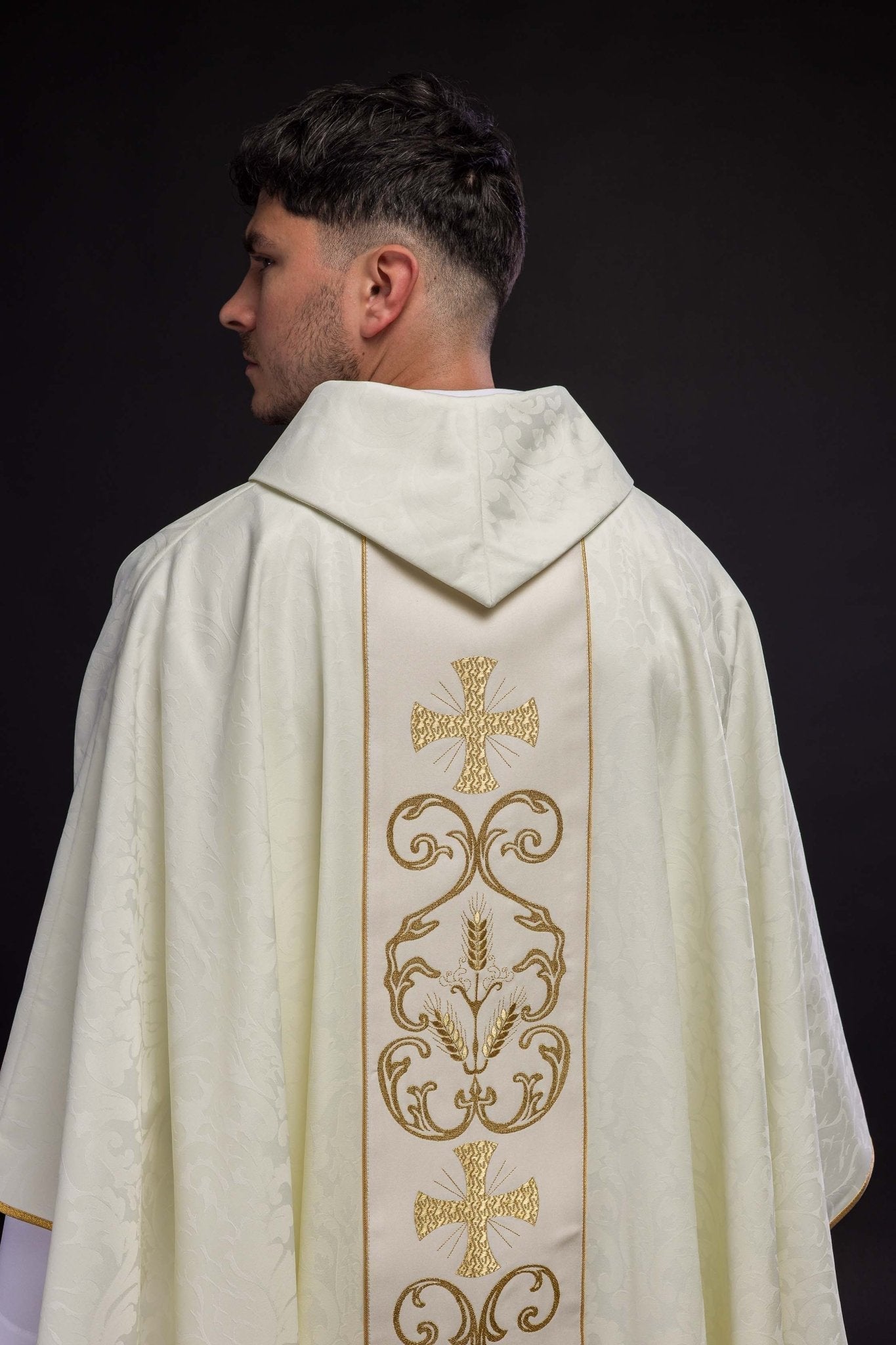 Casulla marfil con galón ricamente bordado KOR/148/05/81 - CASULLAS.ES