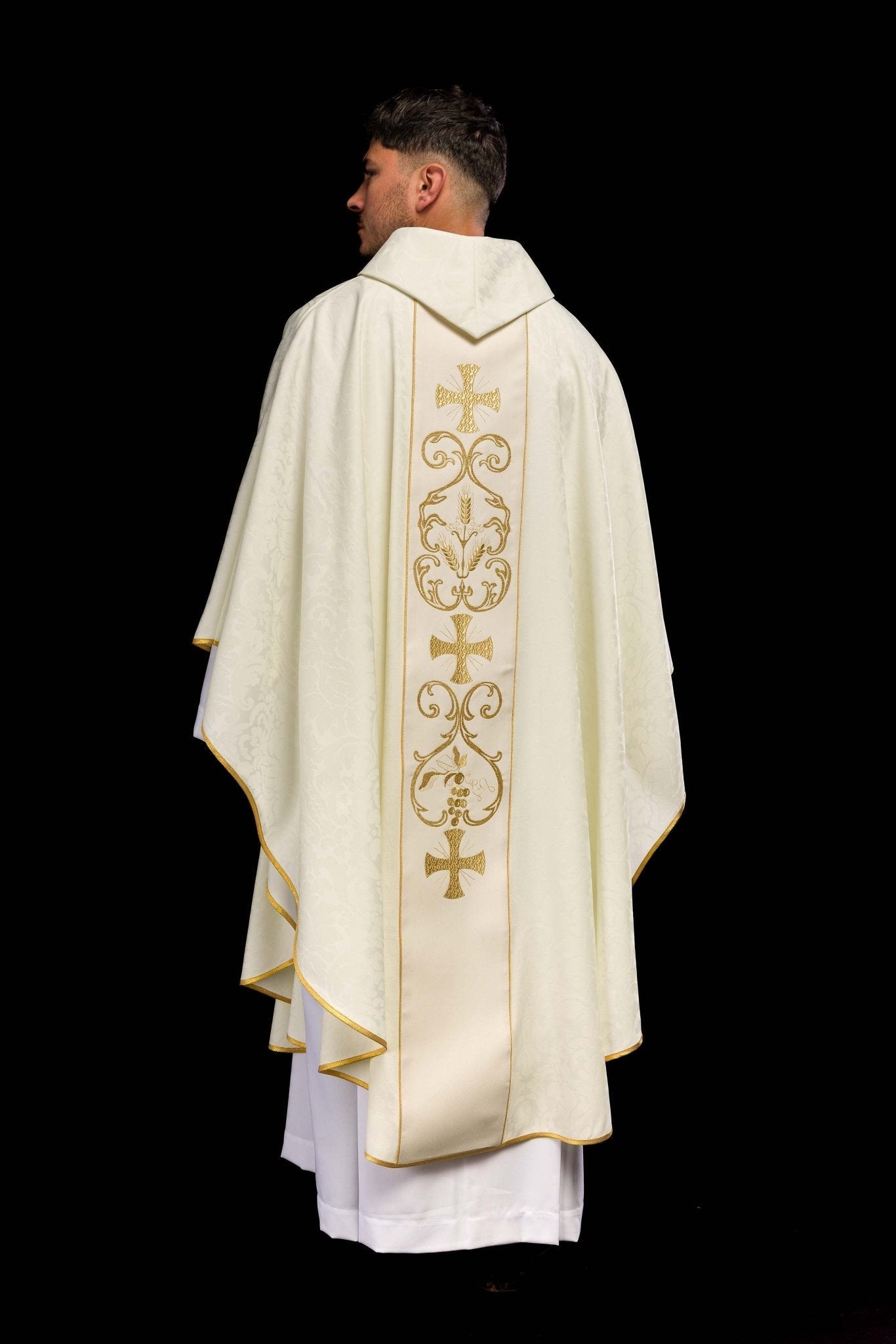 Casulla marfil con galón ricamente bordado KOR/148/05/81 - CASULLAS.ES