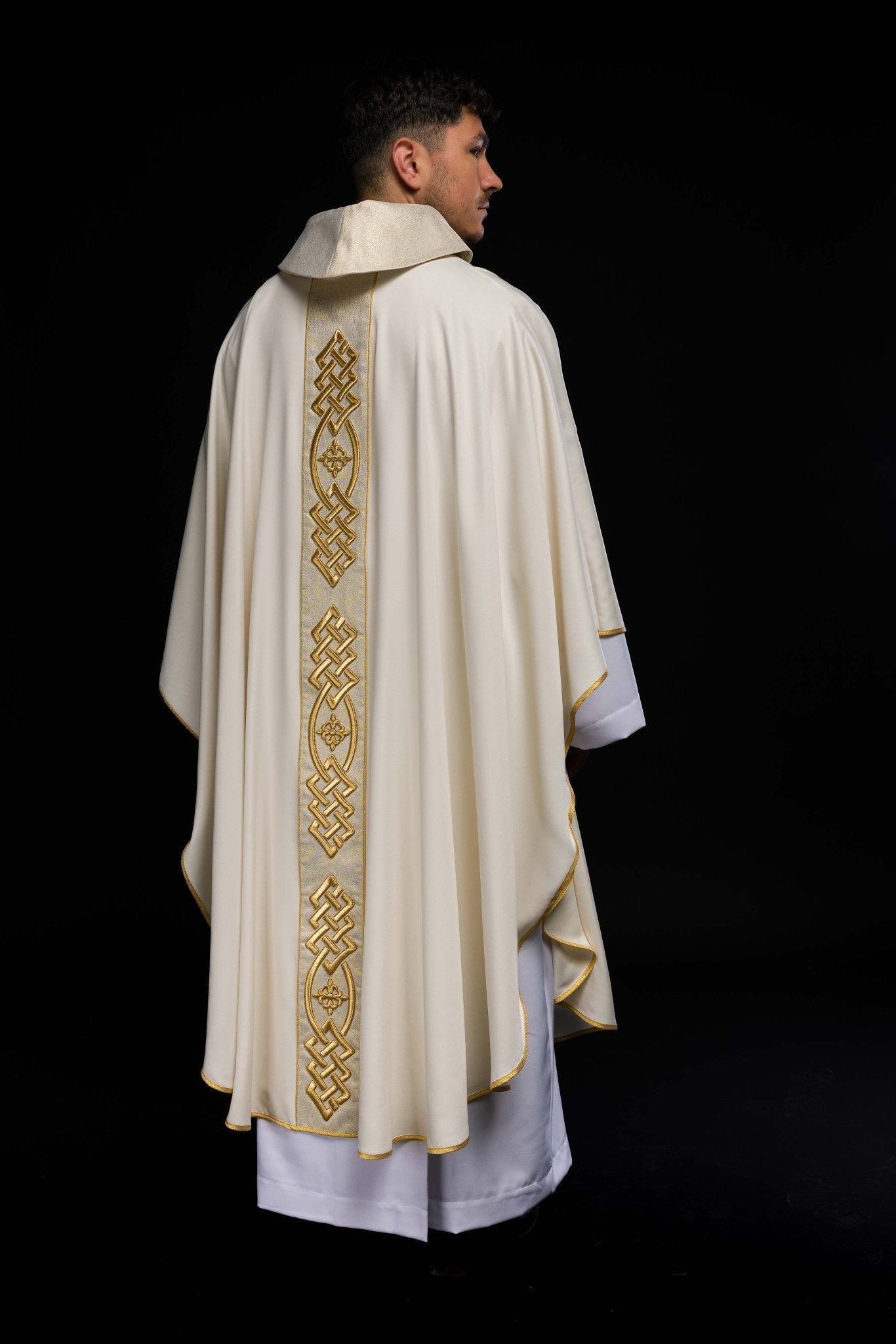 Casulla marfil con galón ricamente bordado KOR/266/05/53 - CASULLAS.ES
