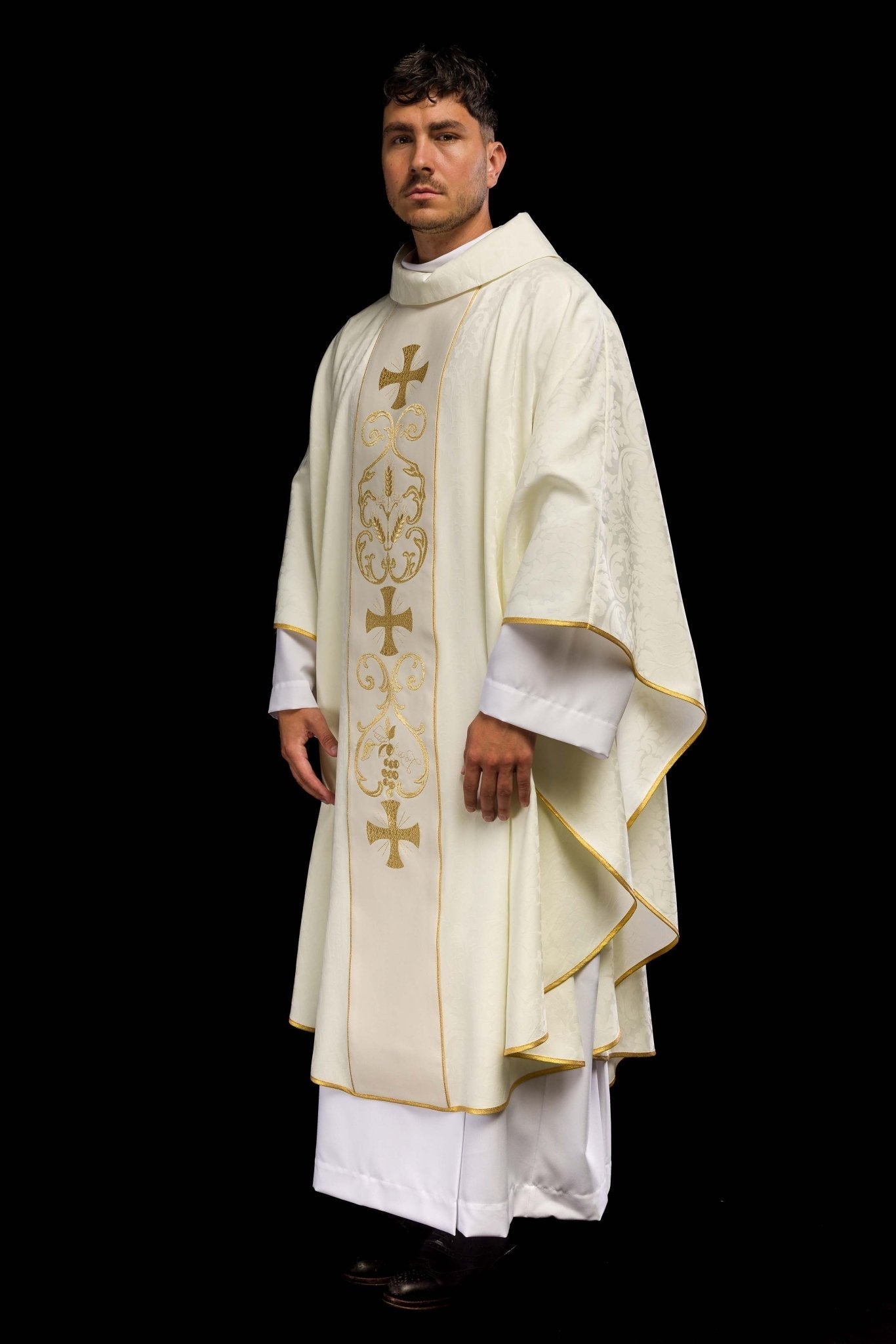 Casulla marfil con galón ricamente bordado KOR/148/05/81 - CASULLAS.ES