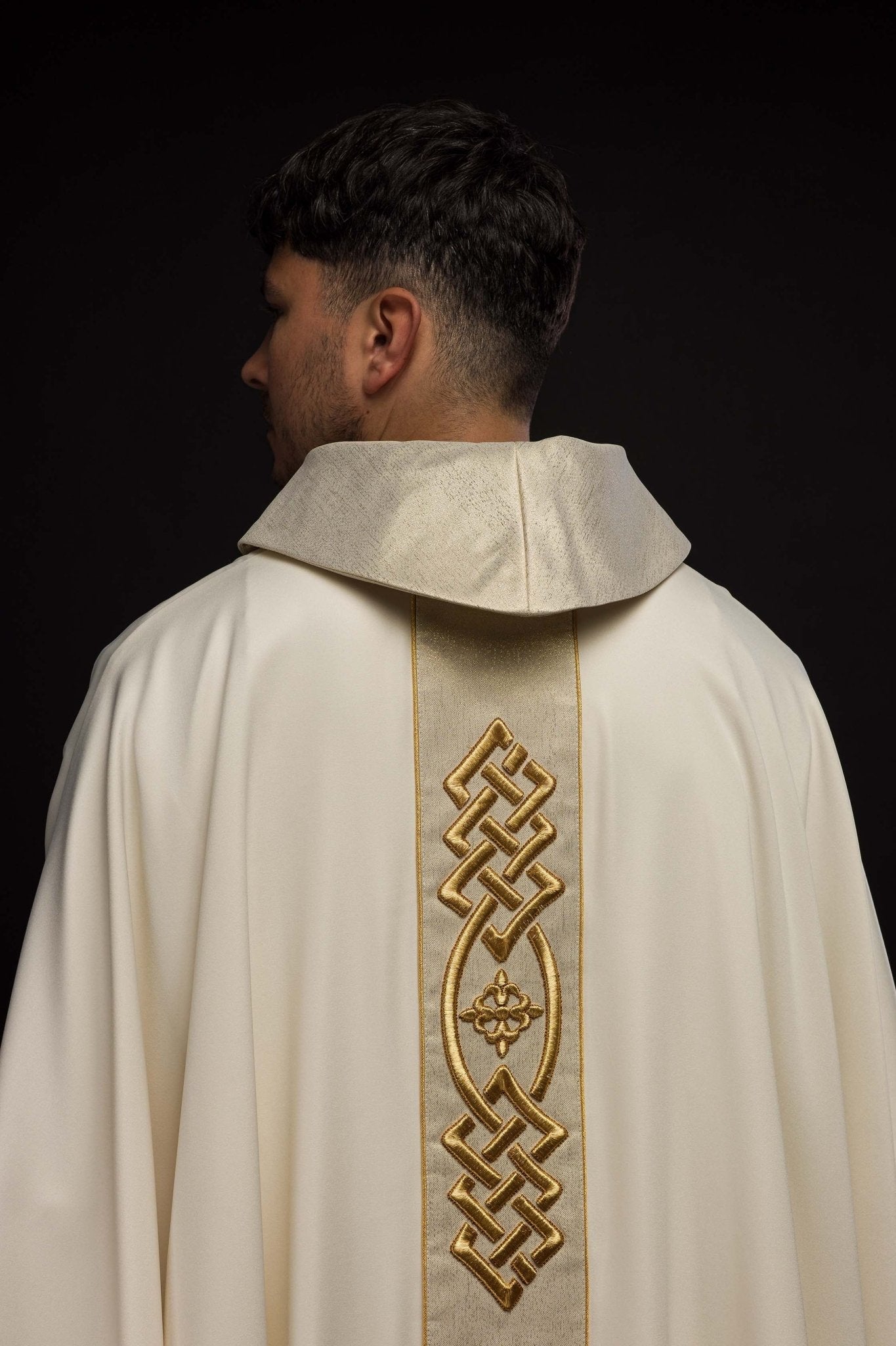 Casulla marfil con galón ricamente bordado KOR/266/05/53 - CASULLAS.ES