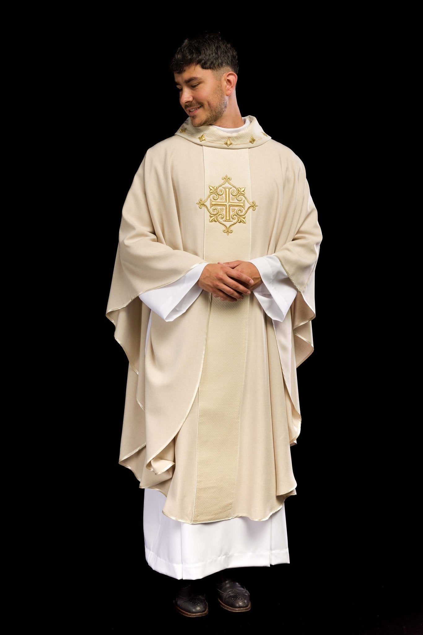 Casulla marfil con galón terciopelo ricamente bordado Cruz LE/7029/05 - CASULLAS.ES