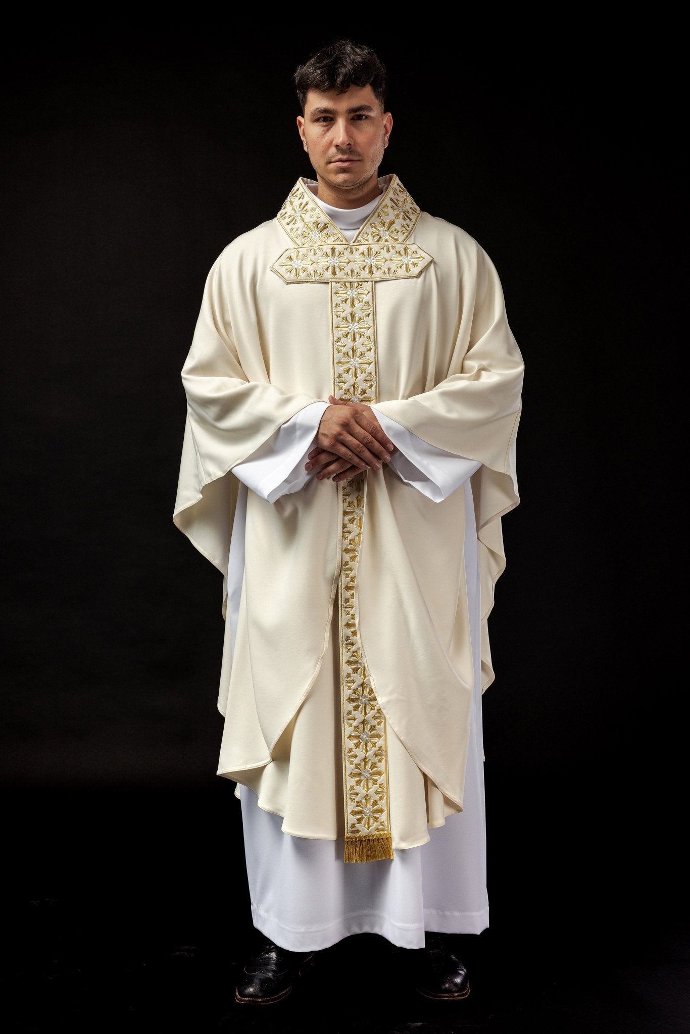 Casulla marfil ricamente bordada LE/7026/05 - CASULLAS.ES