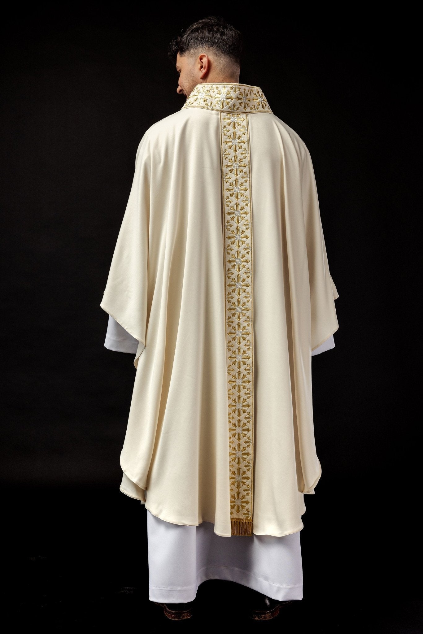 Casulla marfil ricamente bordada LE/7026/05 - CASULLAS.ES