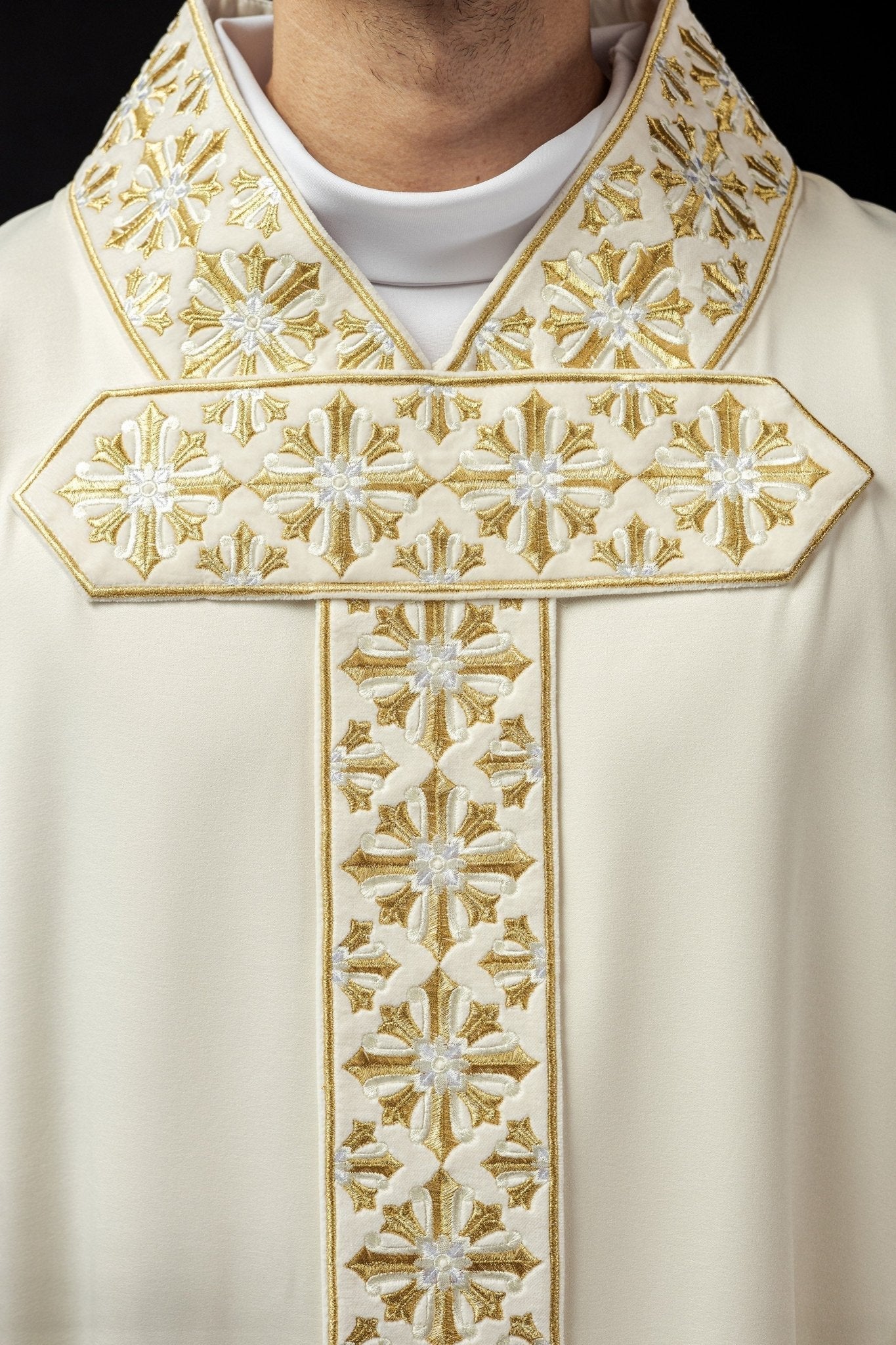 Casulla marfil ricamente bordada LE/7026/05 - CASULLAS.ES