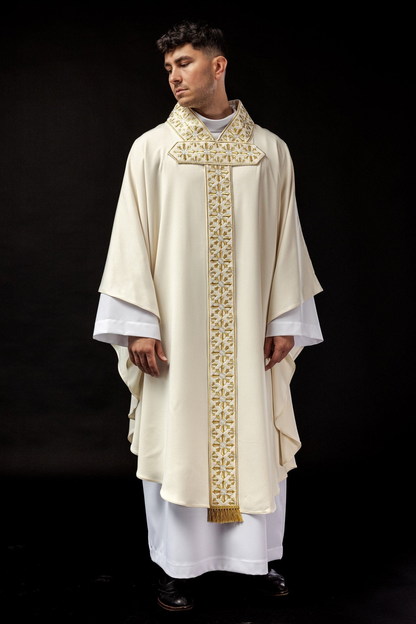 Casulla marfil ricamente bordada LE/7026/05 - CASULLAS.ES
