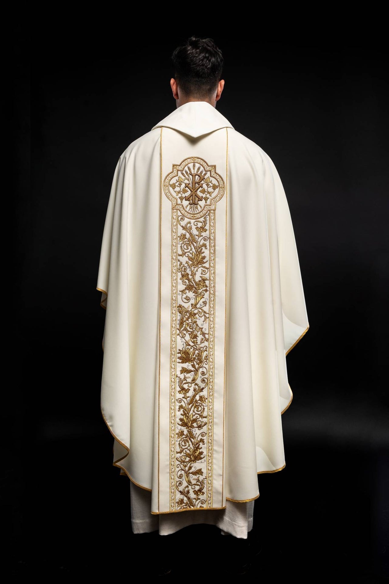 Casulla marfil ricamente bordada con Corazón de Jesús KOR/109/05/01 ECRU - CASULLAS.ES