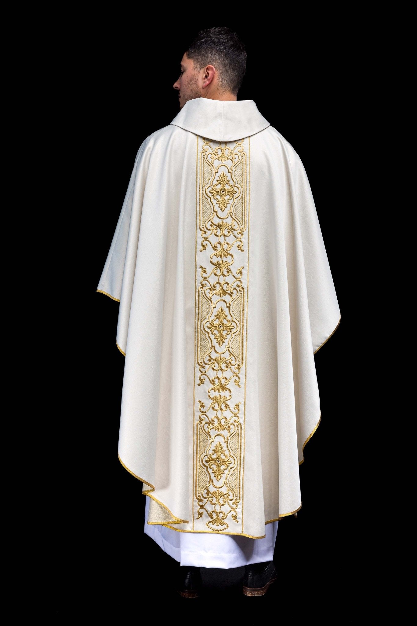 Casulla marfil ricamente bordada; tela brillante LE/7021/05 - CASULLAS.ES