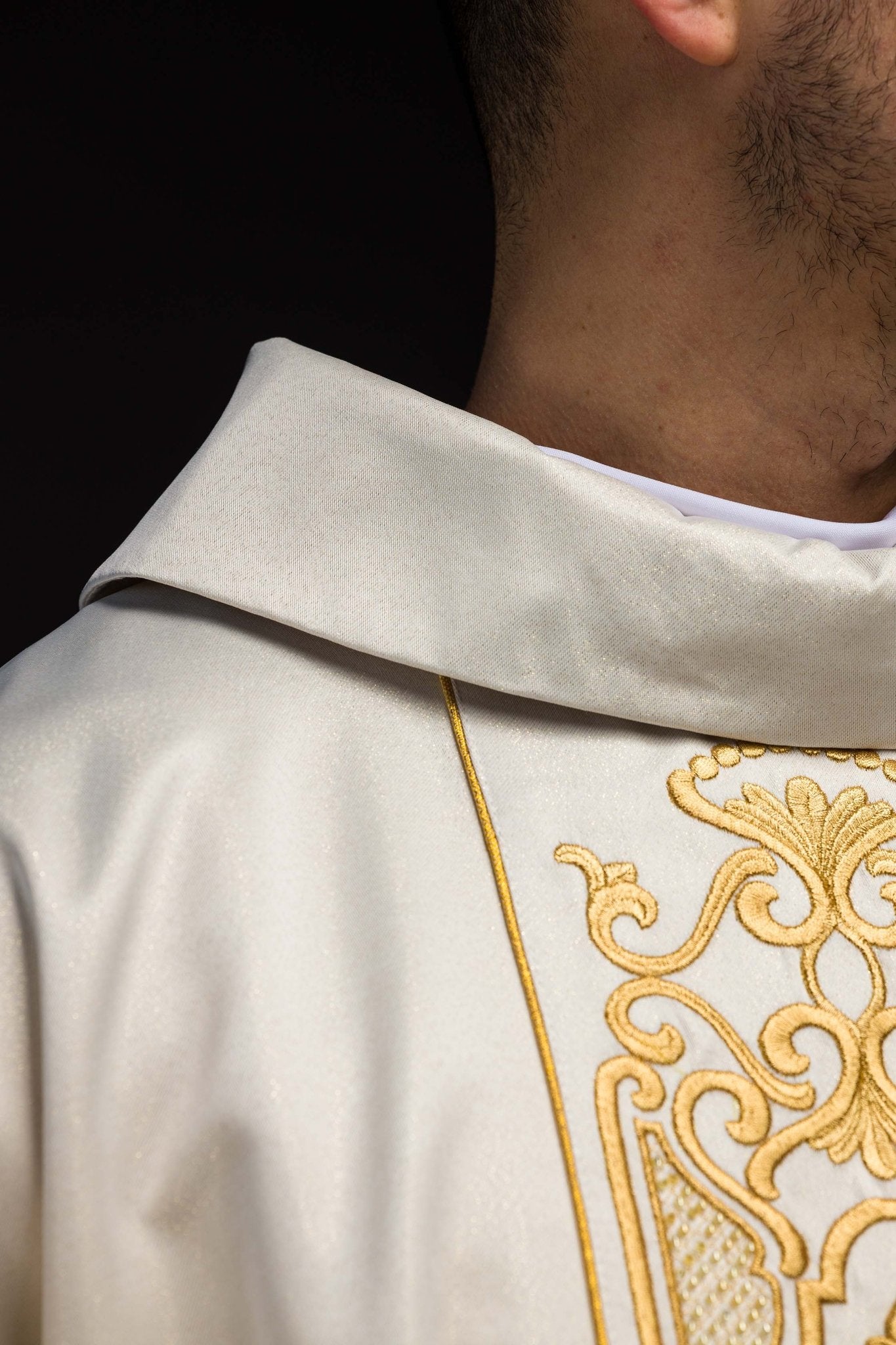 Casulla marfil ricamente bordada; tela brillante LE/7021/05 - CASULLAS.ES