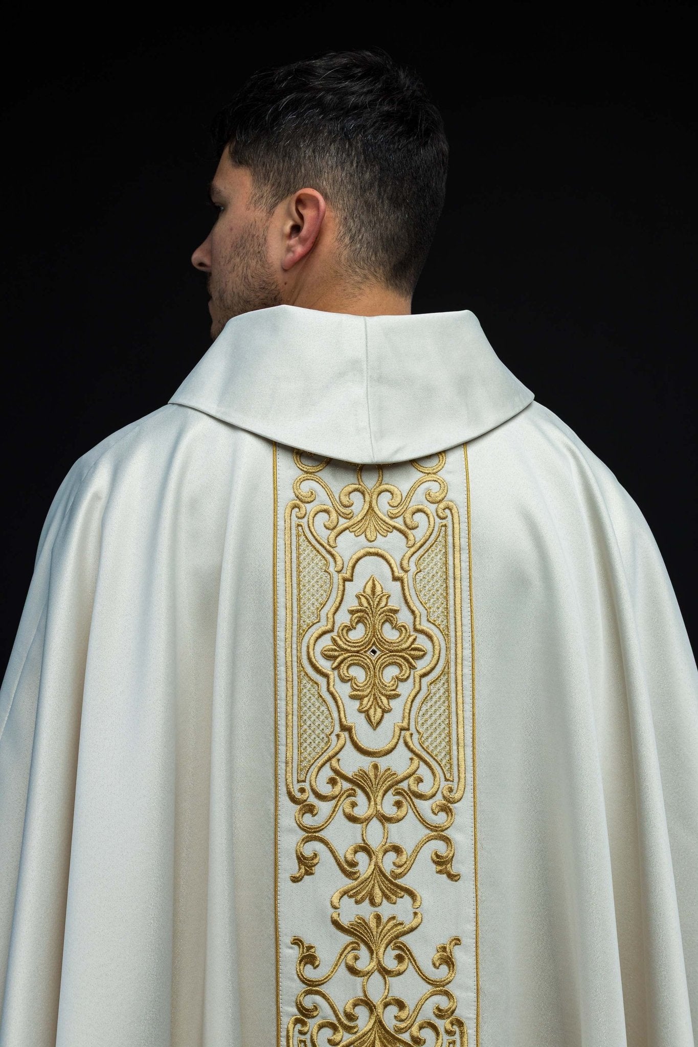 Casulla marfil ricamente bordada; tela brillante LE/7021/05 - CASULLAS.ES