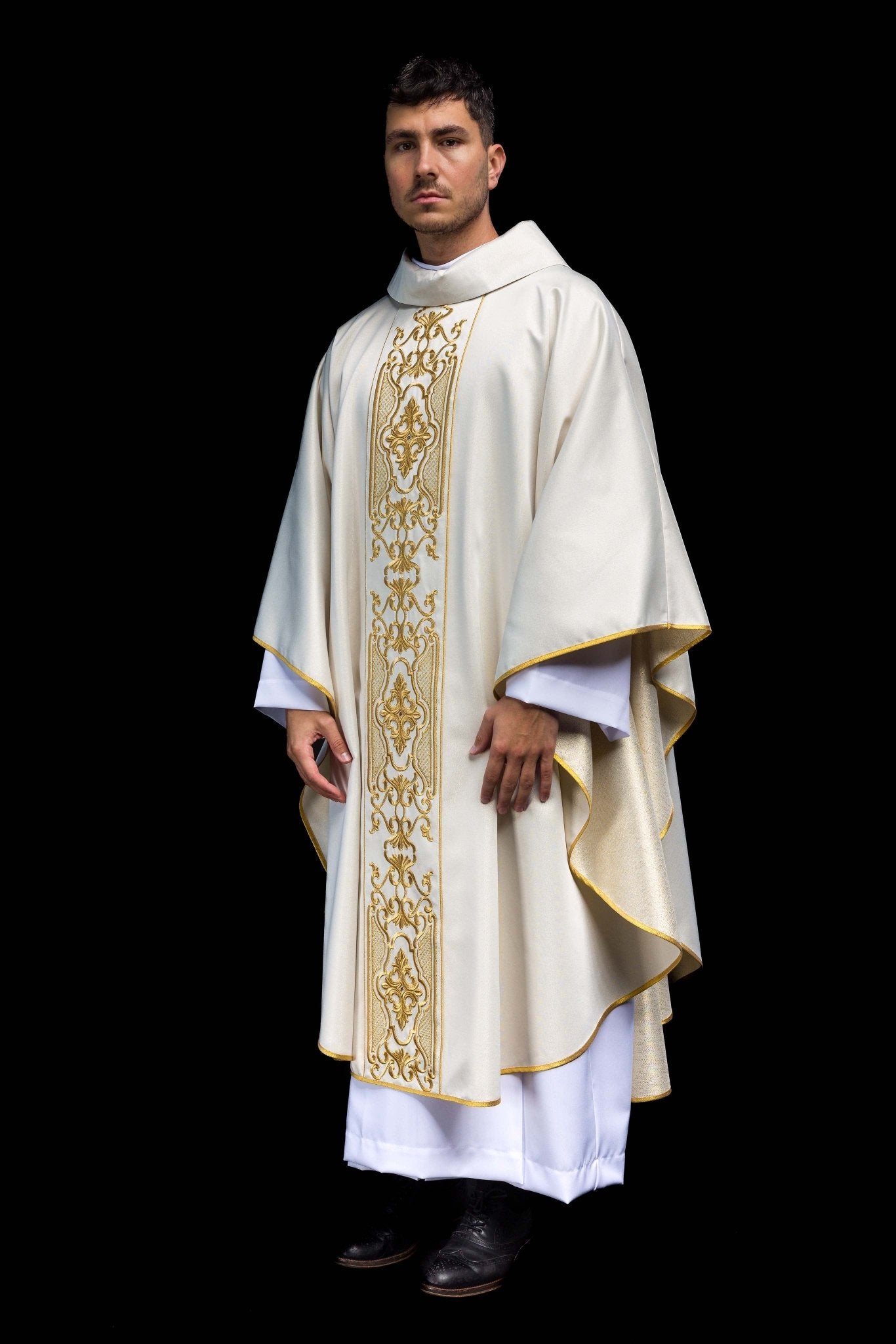 Casulla marfil ricamente bordada; tela brillante LE/7021/05 - CASULLAS.ES