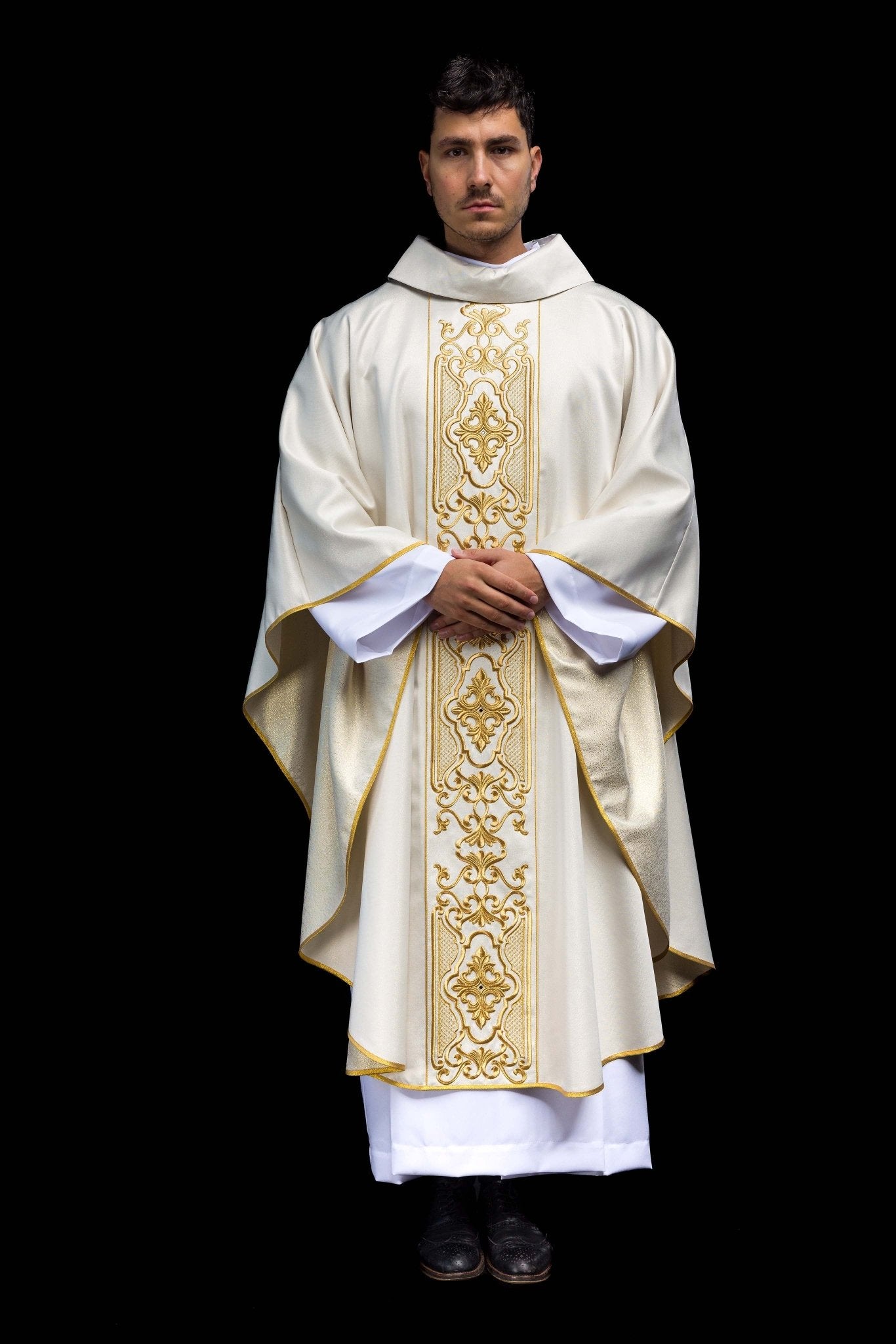 Casulla marfil ricamente bordada; tela brillante LE/7021/05 - CASULLAS.ES